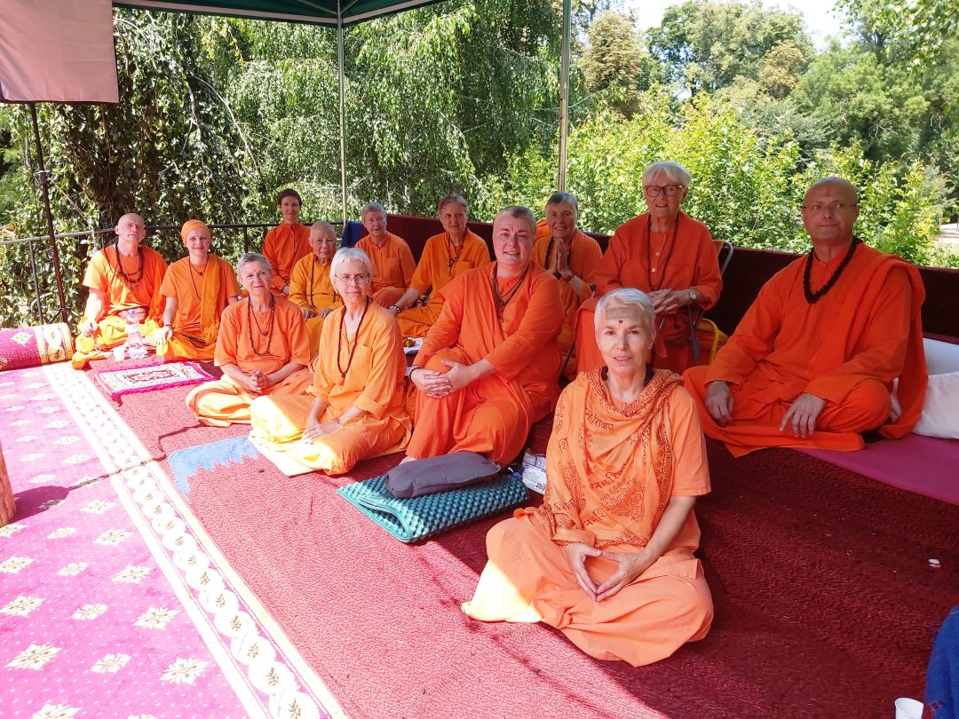 Svámí Gyaneshwarpuri na shromáždění sanjásinů krátce po své sanjás díkše.  Gurupurnima v Maháprabhudíp ášramu ve Střílkách, 24.7.2021  Foto: Anonym.
