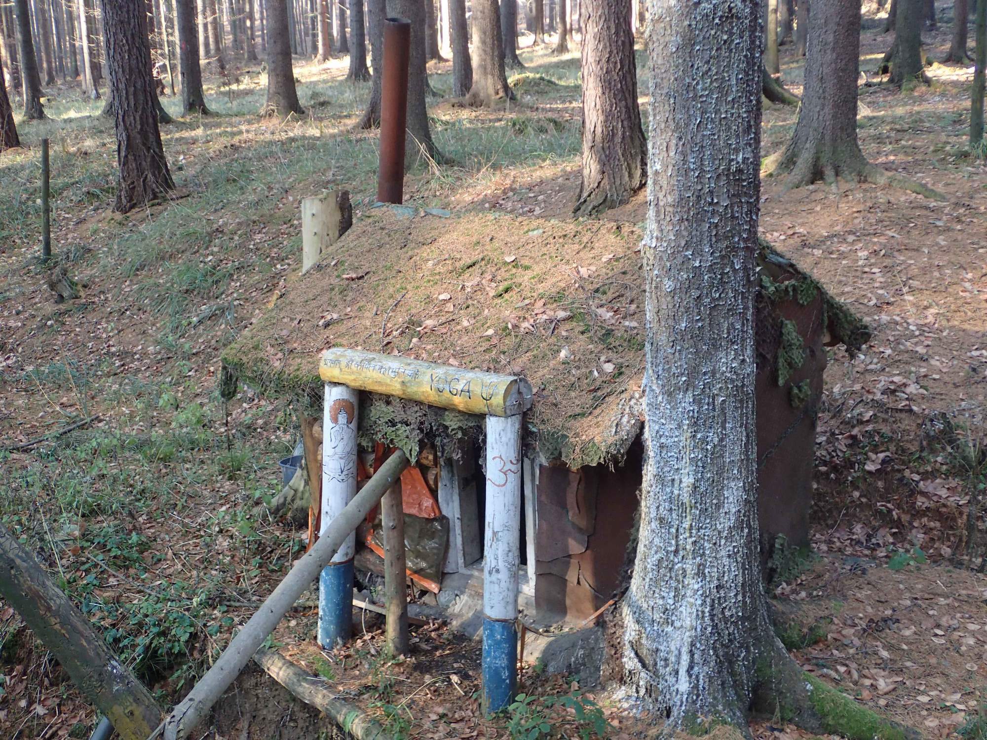 Speleologické pracoviště a Poustevna Děravka na Rudicko - Habrůvecké plošině. Foto: David Dunovský 2015.