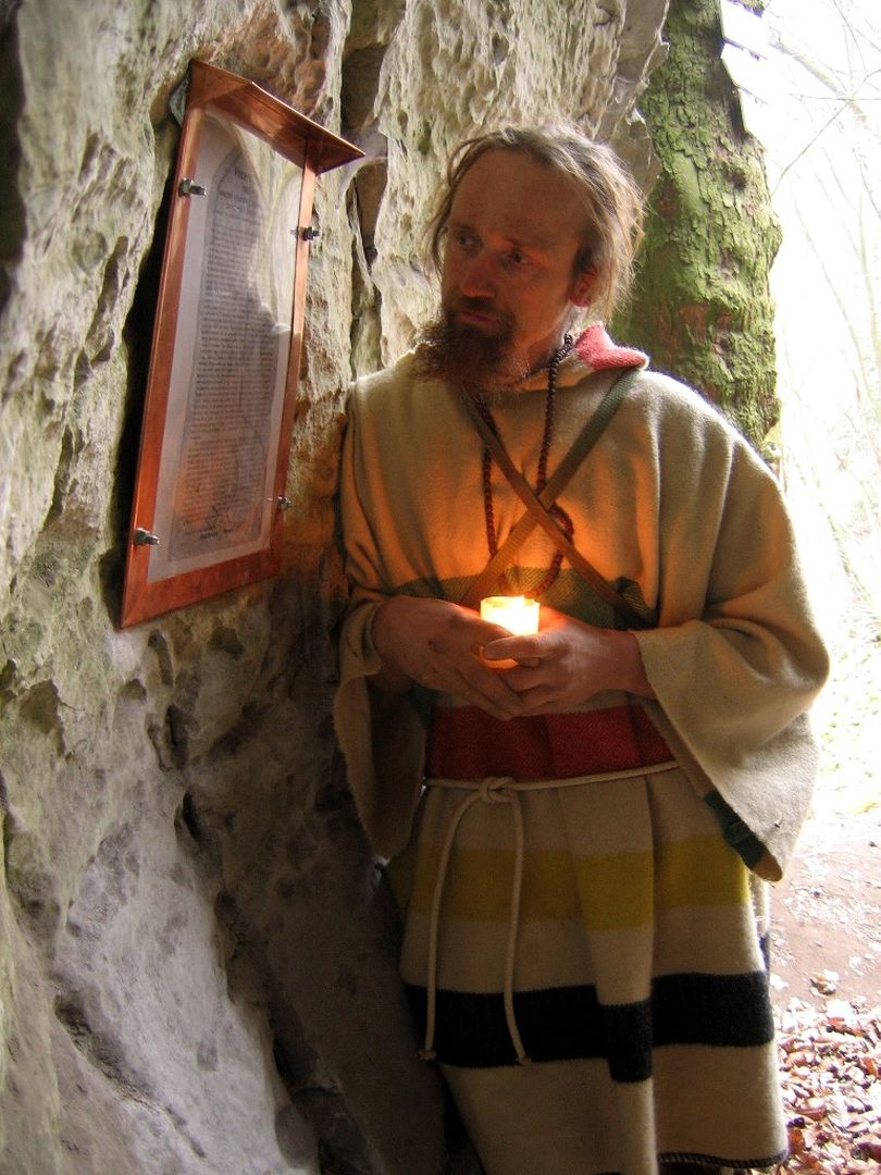 Podivínský speleolog Franci Musil vyfotil v roce 2007 poustevníka  Gyaneshwarpuriho u jeho památníčku v jeskyni Kostelík ve Křtinském údolí