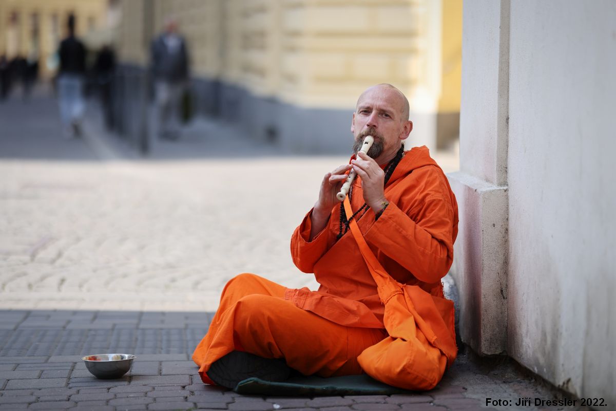 svámí Gyaneshwarpuri hraje před minoritským chrámem v Brně lidem na flétnu.  Foto: Jiří Dressler 2022