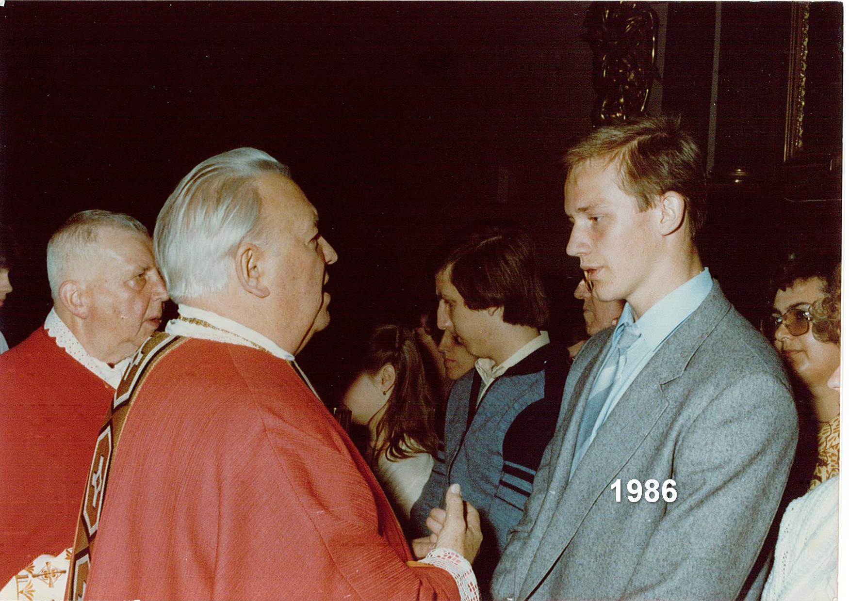 Gyaneshwarpuri (Marek Šenkyřík) - biřmování v roce 1986 na Petrově v Brně. Obřad provádí prelát Horký. Foto: anonym.