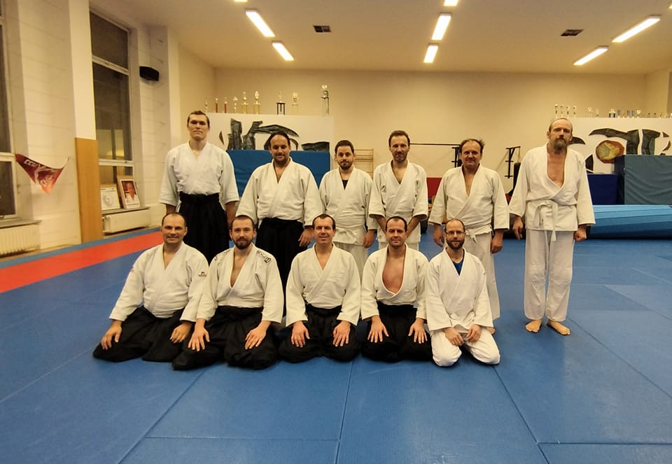 Na tréninku aikido pod vedením Zdenka Reguliho 6 Dan v Brně - Komárově. Svámí Gyaneshwarpuri zcela vpravo. Foto: anonym 2022