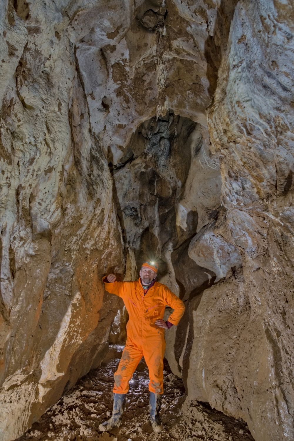 Svámí Gyaneshwarpuri - jeskyně Málčina, u trativodů na jižním konci Hlavní chodby. Foto: Pavel Chaloupský 2022.