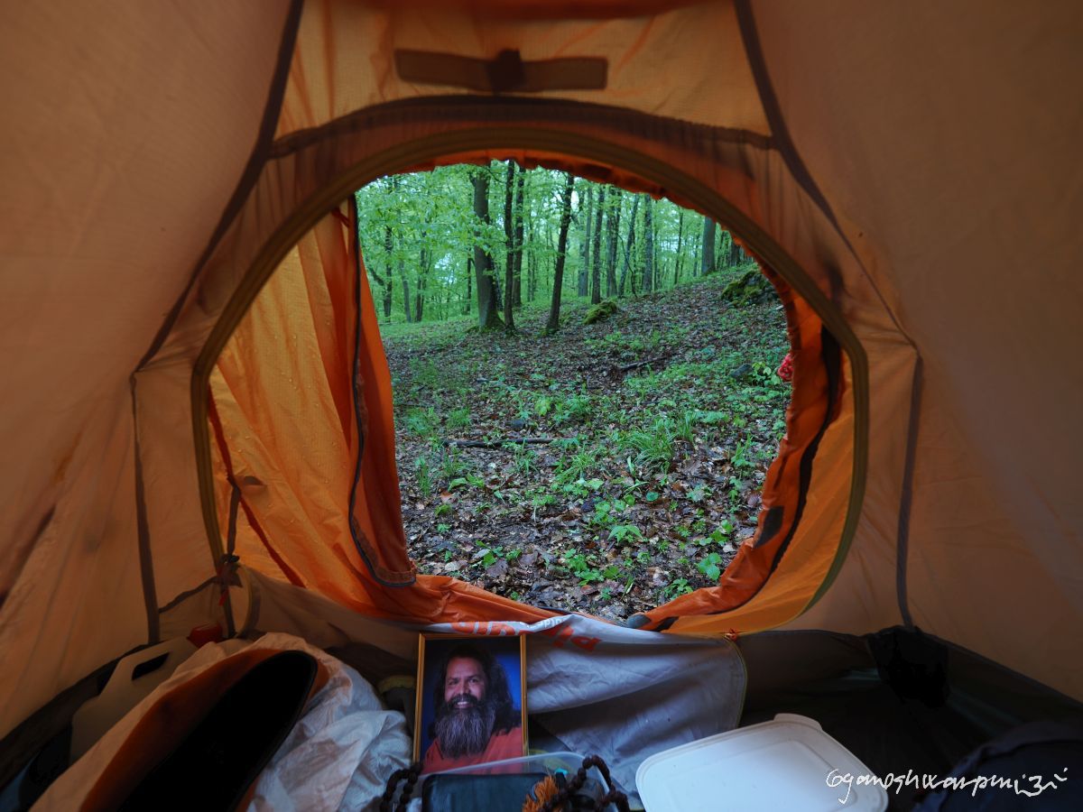 Můj meditační stan na Opuštěné hoře v Moravském krasu. Foto: Svámí Gyaneshwarpuri (2025).