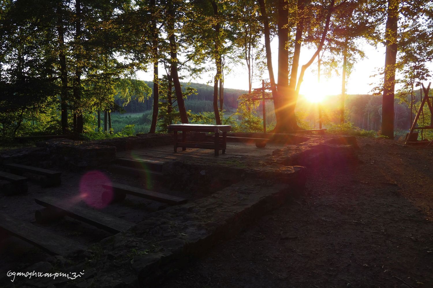Základy kostela na Hradisku sv. Klimenta při východu slunce.  Foto: Marek Gyaneshwarpuri 2021.