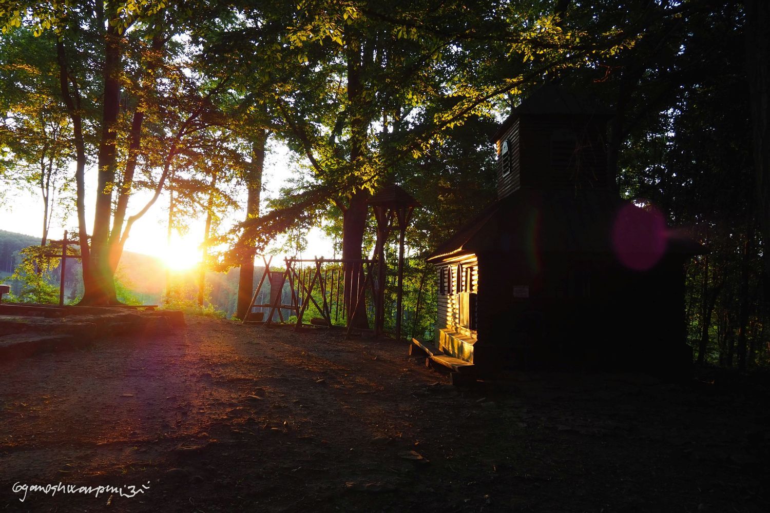 Kaplička na Hradisku sv. Klimenta při východu slunce.    Foto: Marek Gyaneshwarpuri 2021.