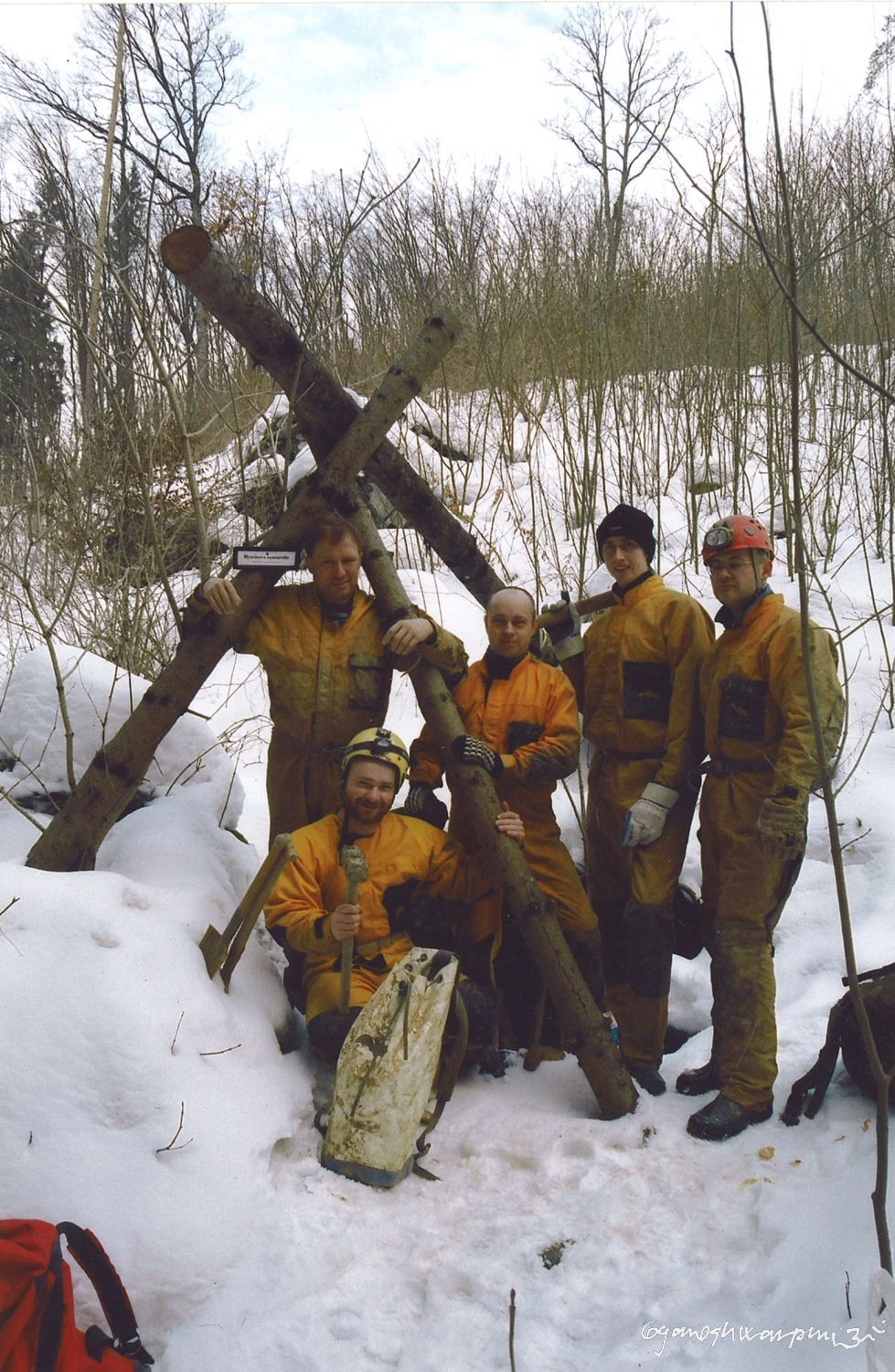 Hynštova ventarola s bádacím týmem ZO ČSS 6-12 Speleologický klub Brno.
Zcela vpravo: Petr Kos, stojící vlevo: Petr Nováček - hlavní tehdejší tahoun skupiny.   Foto: Marek P. Šenkyřík 2005.