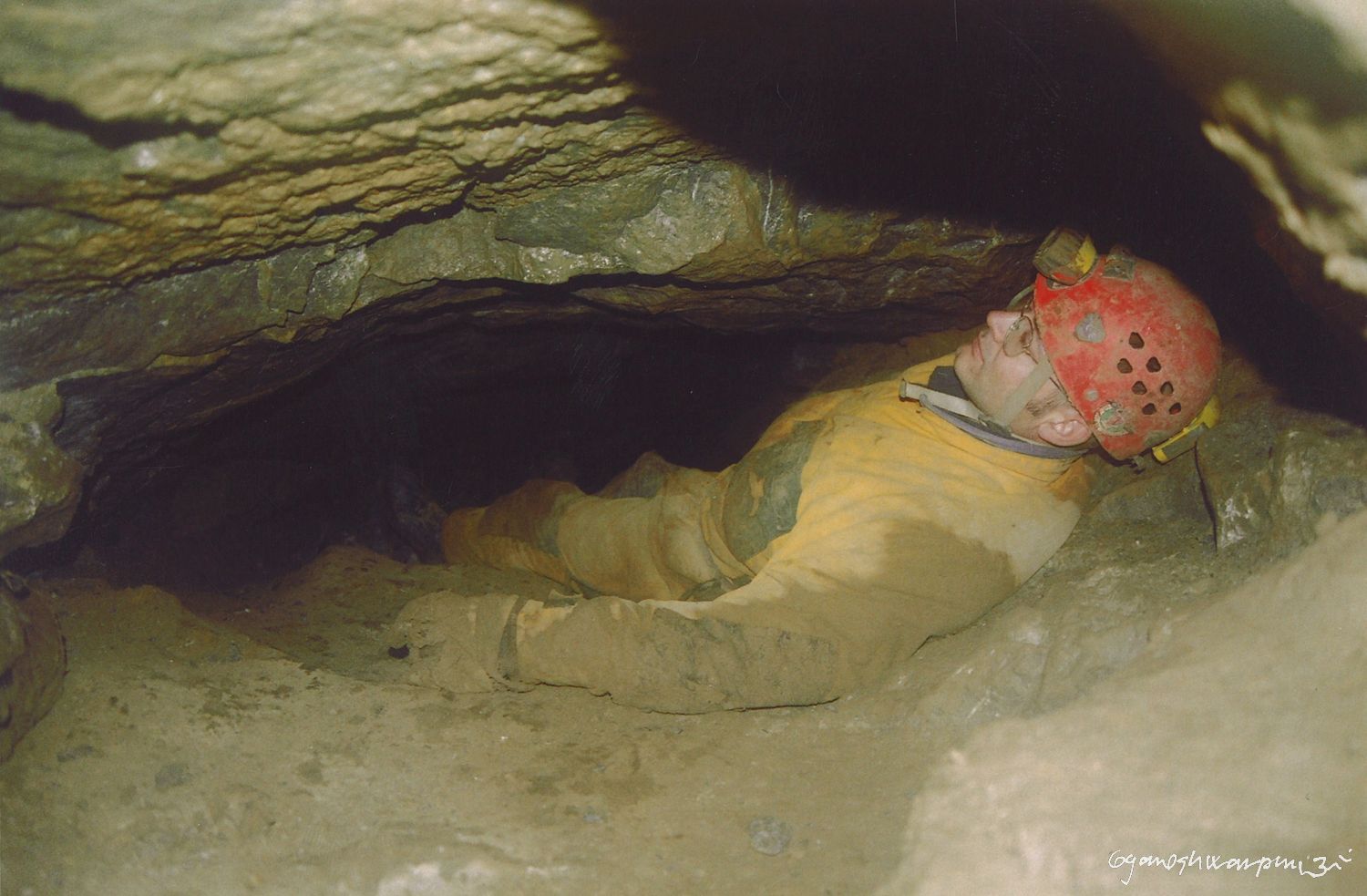 Petr Kos odpočívá přímo v podzemí jeskyně Hynštova ventarola.   Foto: Marek P. Šenkyřík okolo 2005.