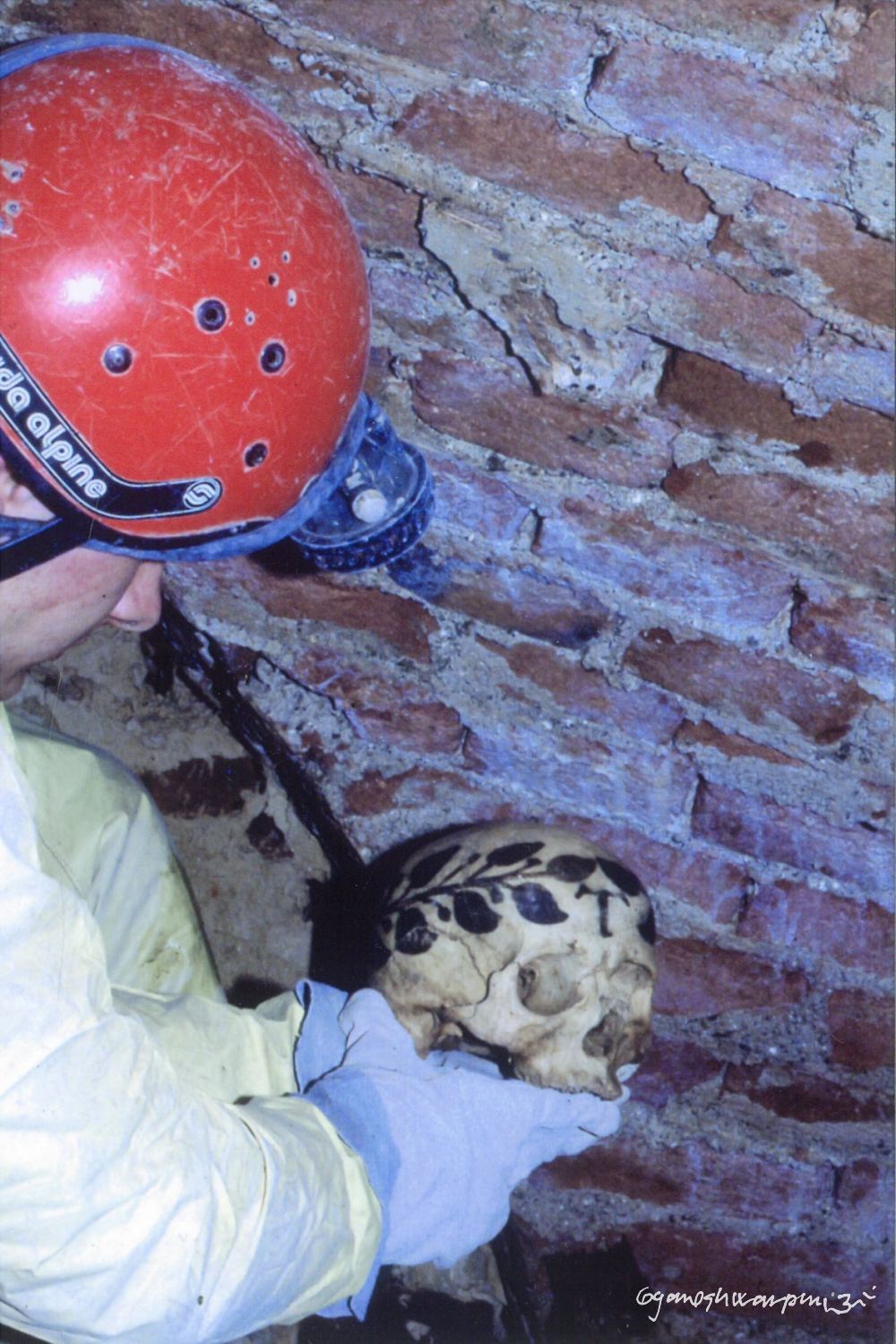 První pomalovaná lebka ve křtinském ossáriu. Na fotografii Radovan Drtil. Foto: Marek Šenkyřík 1991.