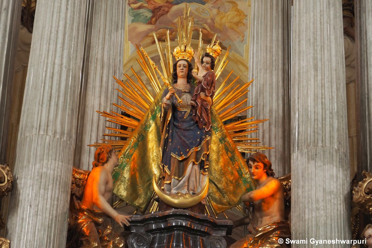 Panna Maria Křtinská na hlavním oltáří chrámu Panny Marie ve Křtinách (2020). Foto: Marek Gyaneshwarpuri (2006).
