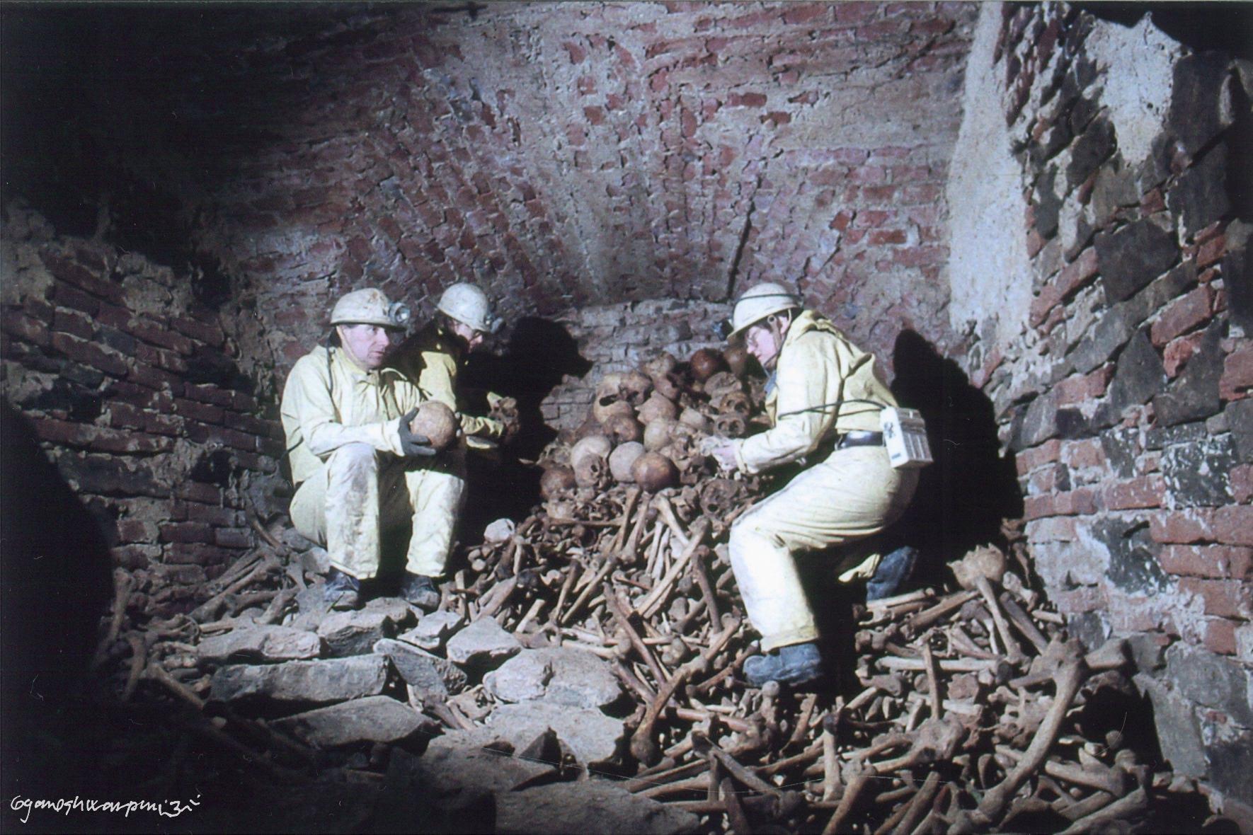 Odborníci v objevené kostnici pod věží chrámu Panny Marie ve Křtinách.
PhDr. Lubomír Šebela - vlevo, RNDr. Ladislava Horáčková - uprostřed, RNDr. Marta Dočkalová - vpravo. (1991). Foto: Marek Šenkyřík 1991.