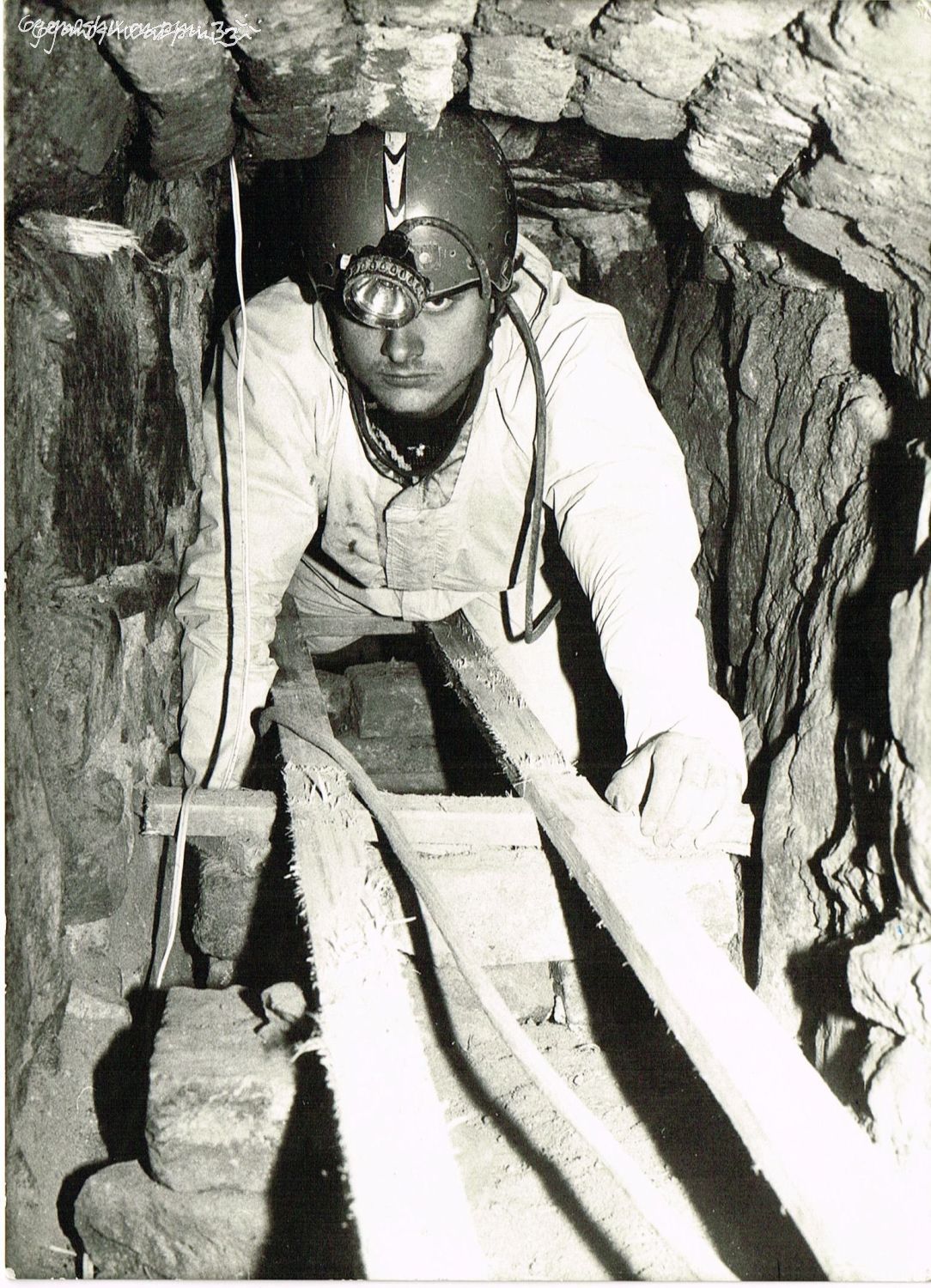 Objevná sonda z Hlavní krypty do Krypty pod věží - ossária- s transportní lanovkou v podzemí chrámu Panny Marie ve Křtinách.
Na fotografii Radovan Drtil. Foto: Marek Šenkyřík (1991).
