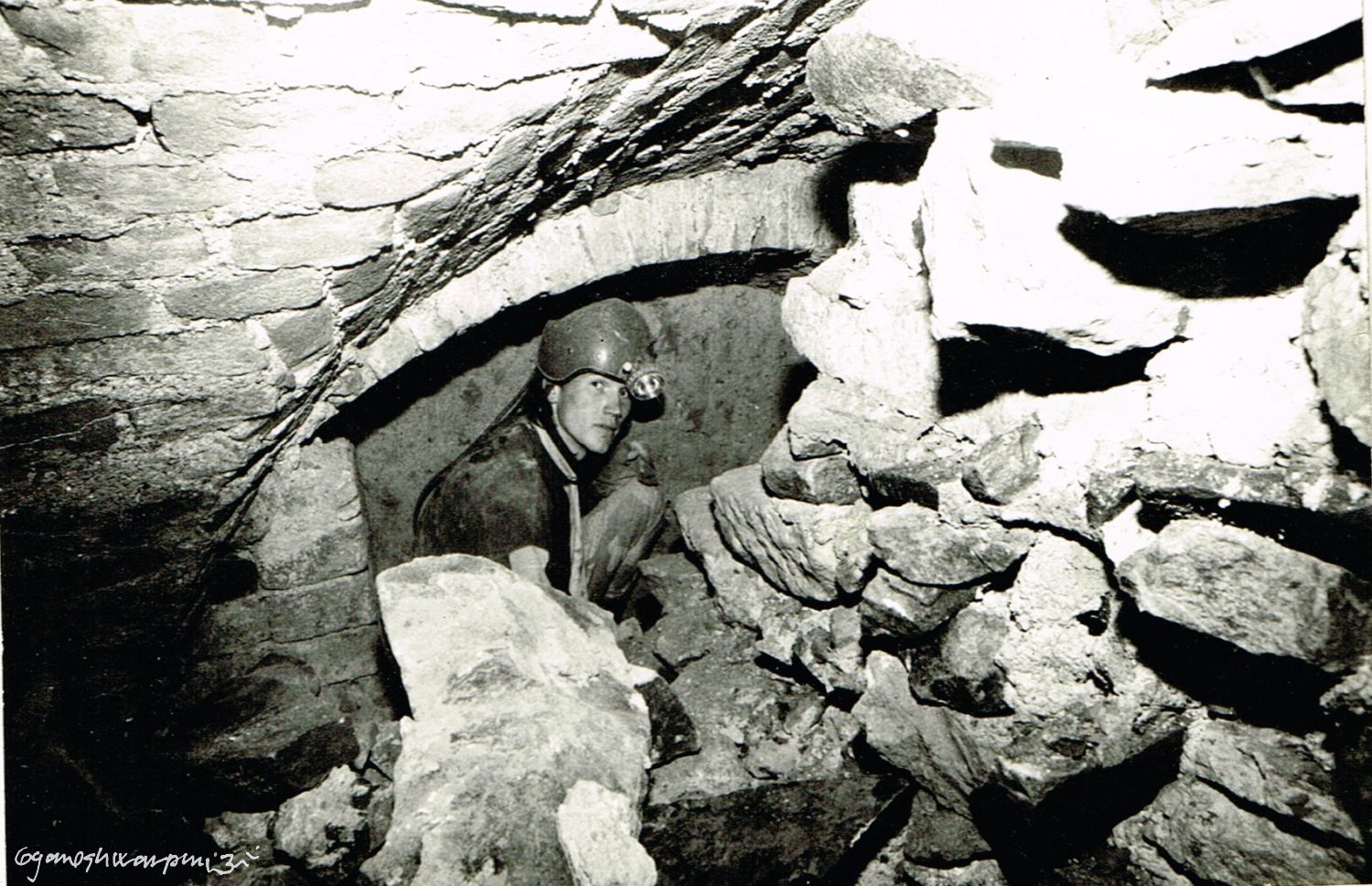 Průzkum zazdívek Krypty pod věží chrámu Panny Marie ve Křtinách.
Na fotografii Jiří Šenkyřík. Foto: Marek Šenkyřík (1991).
