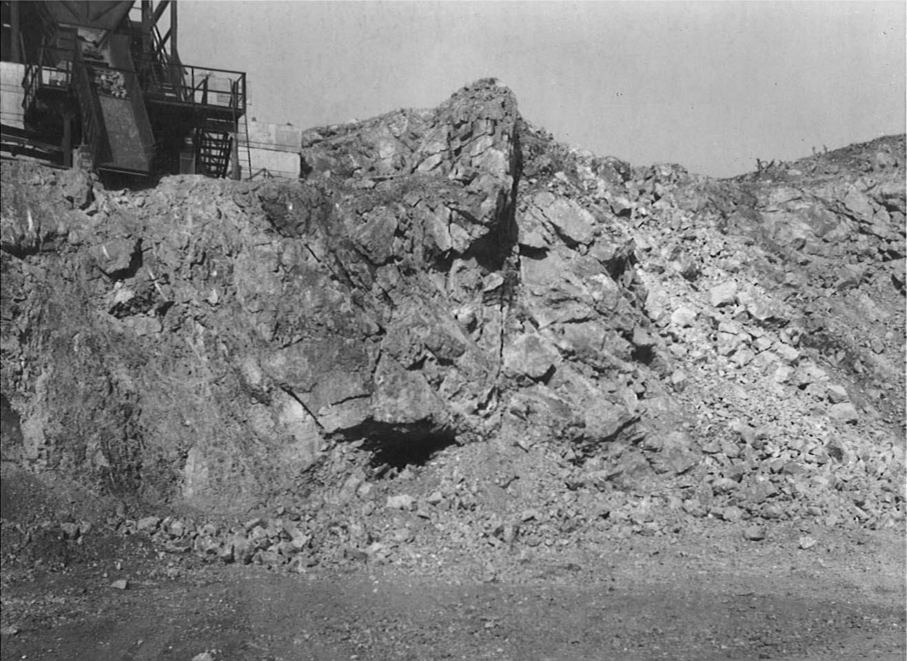 Lom Skalka na Plošině Skalka v Moravském krasu - jih, nastřelená nedokumentovaná jeskyně, 80. leta 20. století