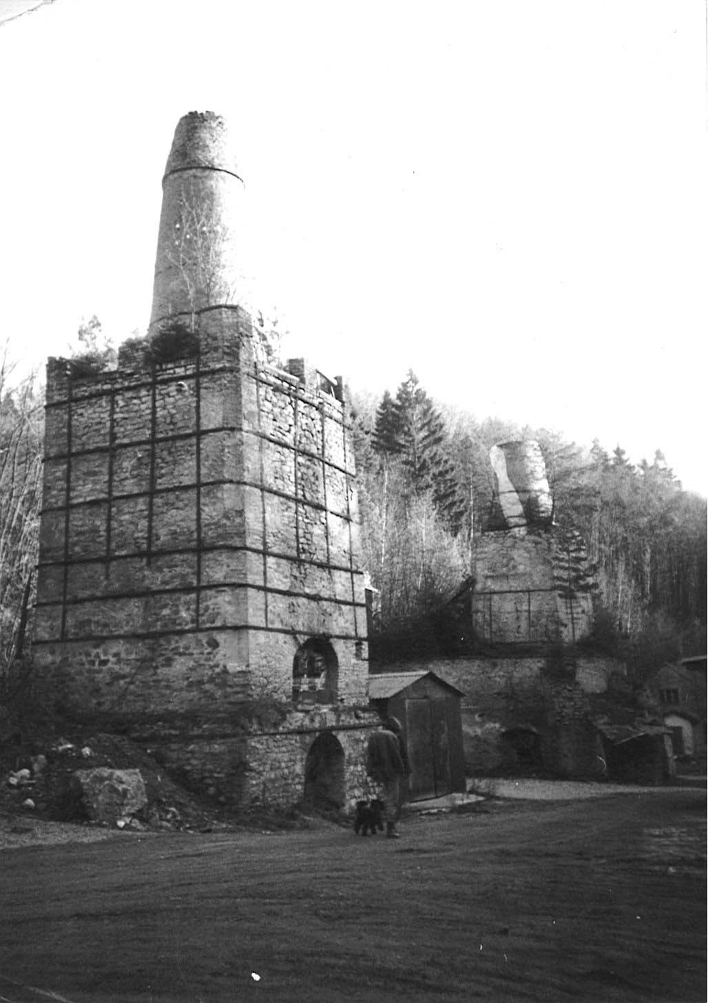 Lom Skalka na Plošině Skalka v Moravském krasu - jih, pece krátce před odstraněním, 90. leta 20. století. Foto: Marek Šenkyřík 