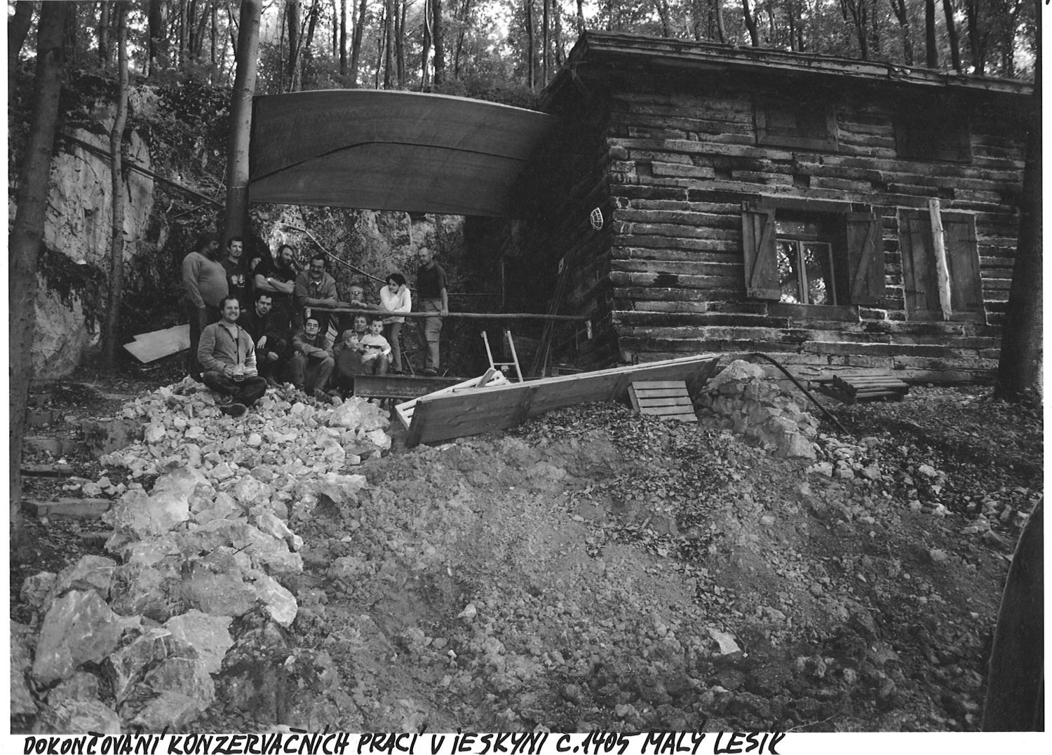 Malý lesík, konzervační práce vchodu.  Foto: Marek P. Šenkyřík, asi  2004.