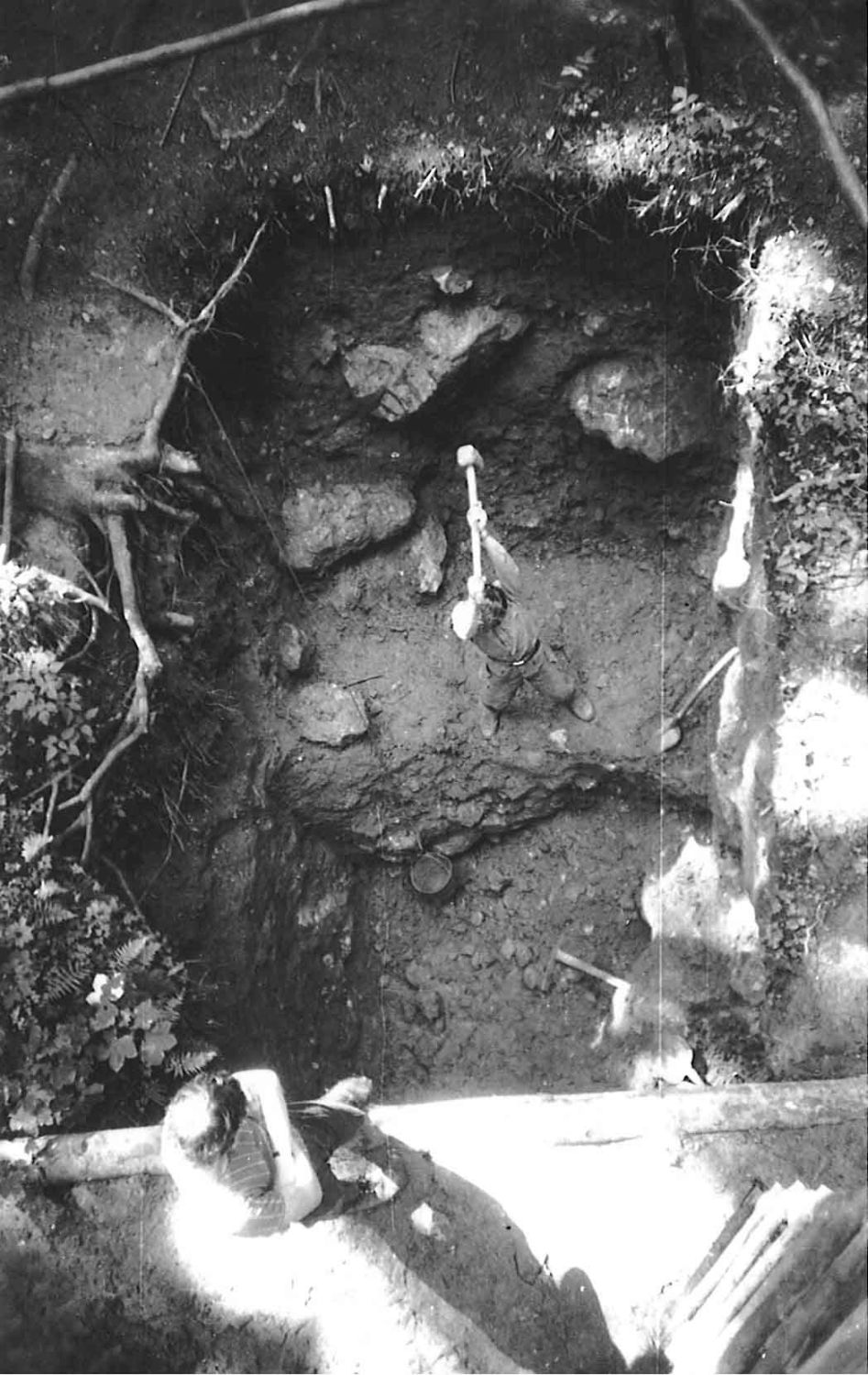 Novodvorský ponor, jeskyně Ponorný hrádek: průzkumná sonda.  Foto: Marek Šenkyřík (90. léta)