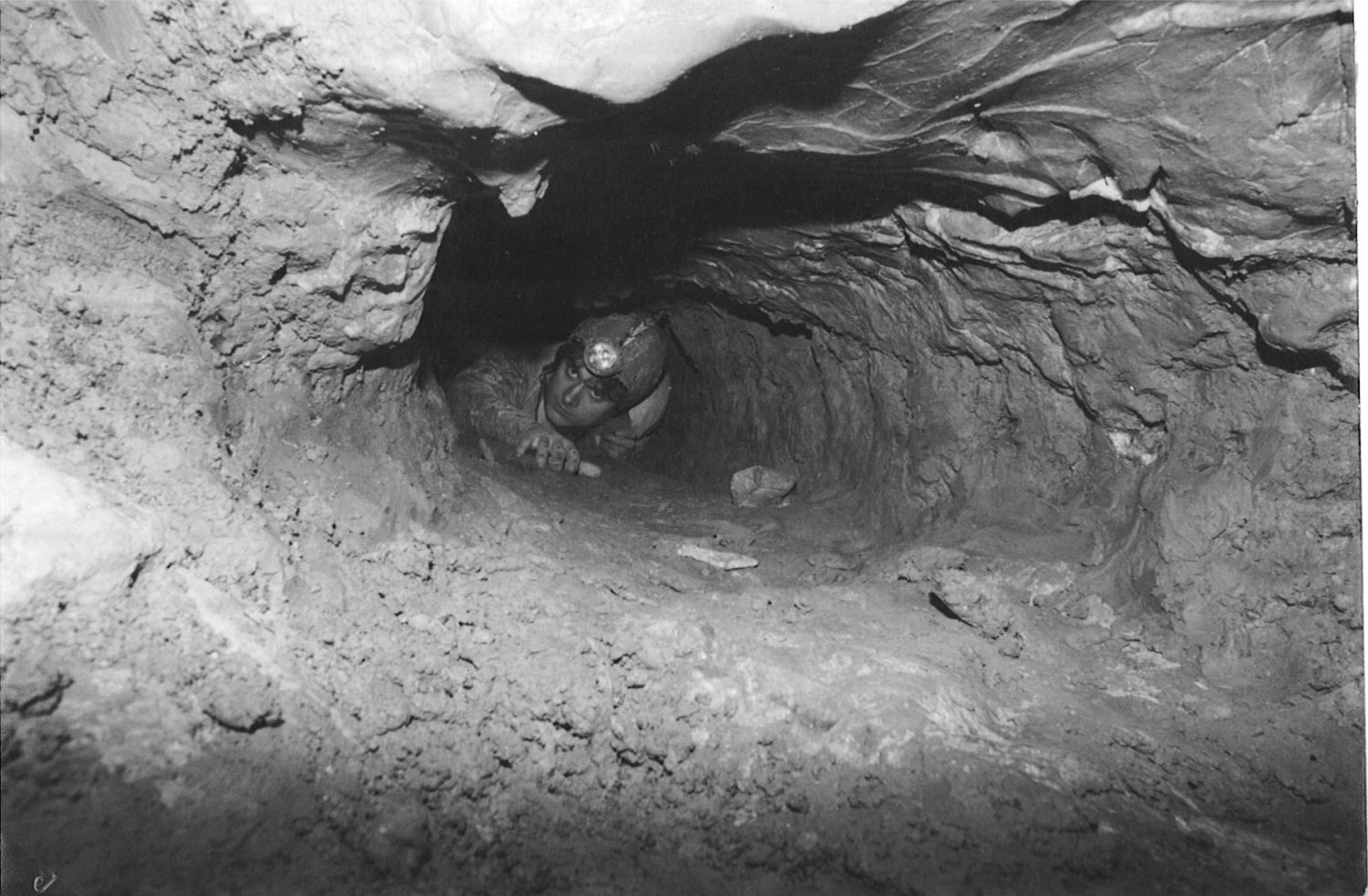 Ponorný hrádek. Cesta vyvolených. Na fotografii Radovan Drtil. Foto: Marek Šenkyřík 1994.
