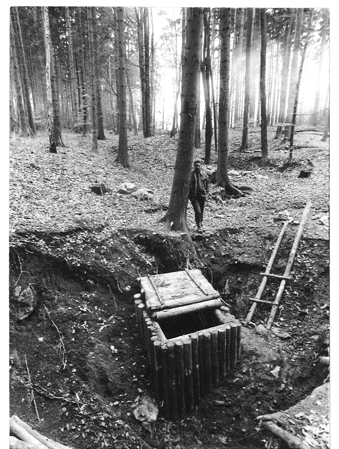 Novodvorský ponor, jeskyně Ponorný hrádek: průzkumná sonda po  zasypání.  Foto: Marek Šenkyřík (90. léta)