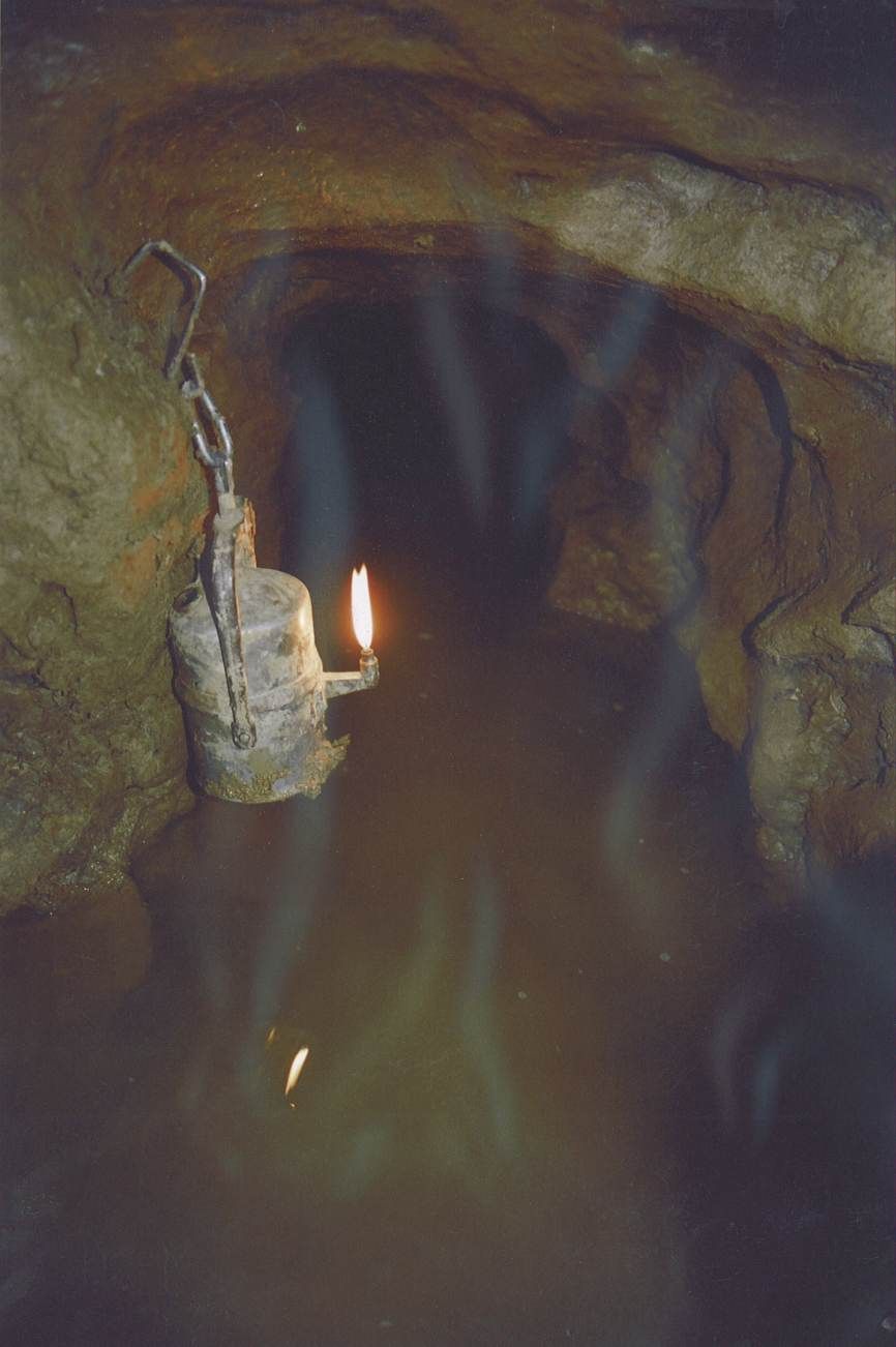 Novodvorský ponor - Jeskyně Ponorný hrádek: Trativod ozvěny  Foto: Marek Šenkyřík (90. léta)