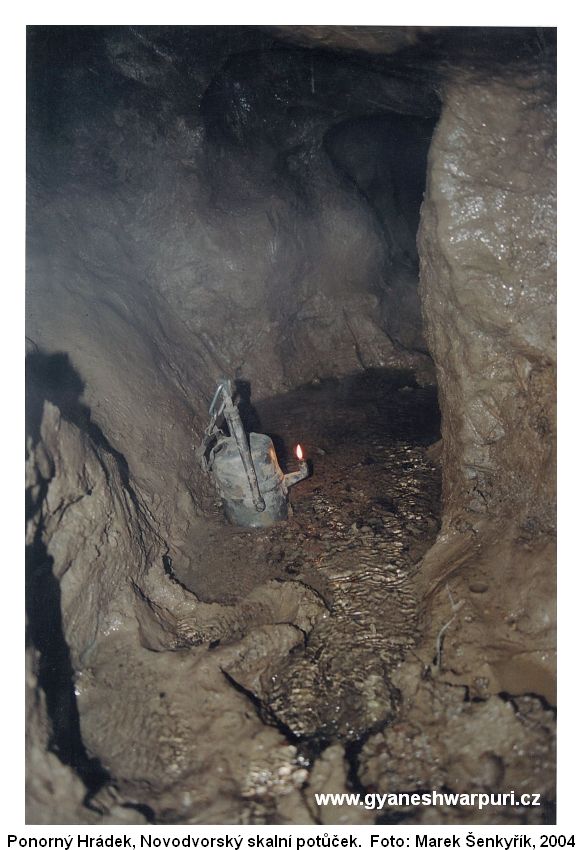 Jeskyně Ponorný hrádek - Novodvorský podzemní potůček tekoucí chodbou Horizont.  Foto: Marek P. Šenkyřík 2004.