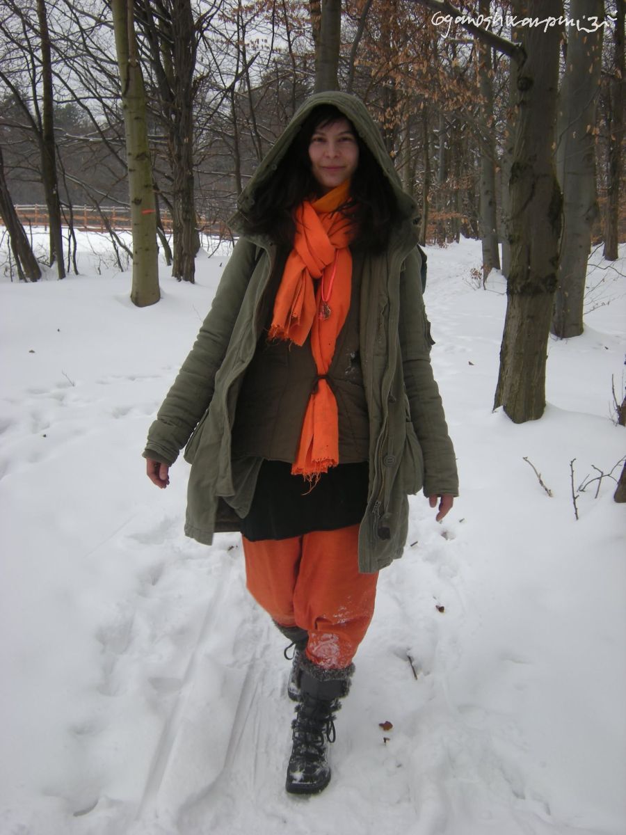 Poustevnice Klára v oranžovém obleku indické svámí na Děravce. 
   Foto: Marek Gyaneshwarpuri 2010.