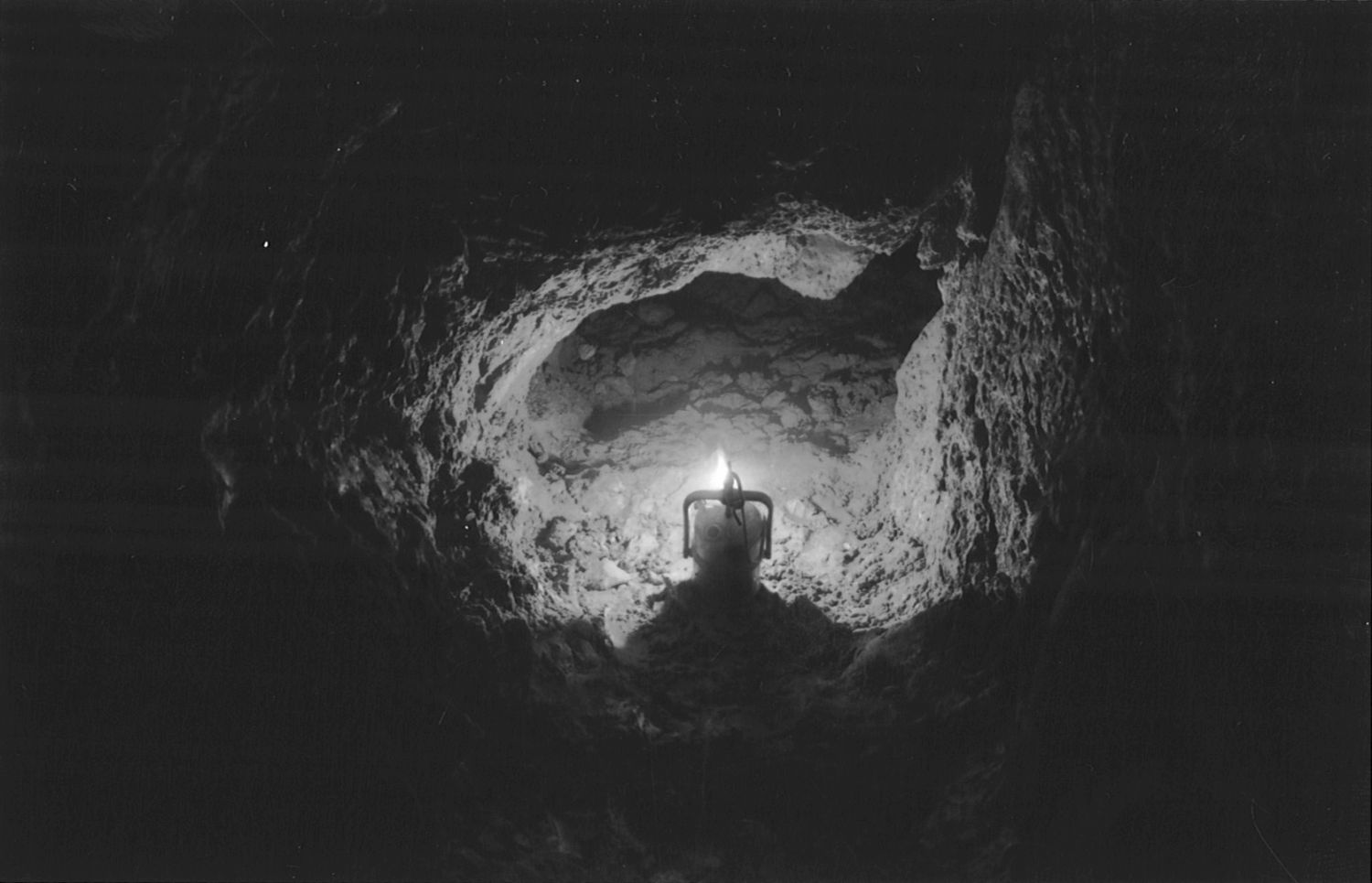 Soví komín, Vstupní šachta: objevný otvor do Severní Novodvorské propasti. Foto: Marek P. Šenkyřík 2004.