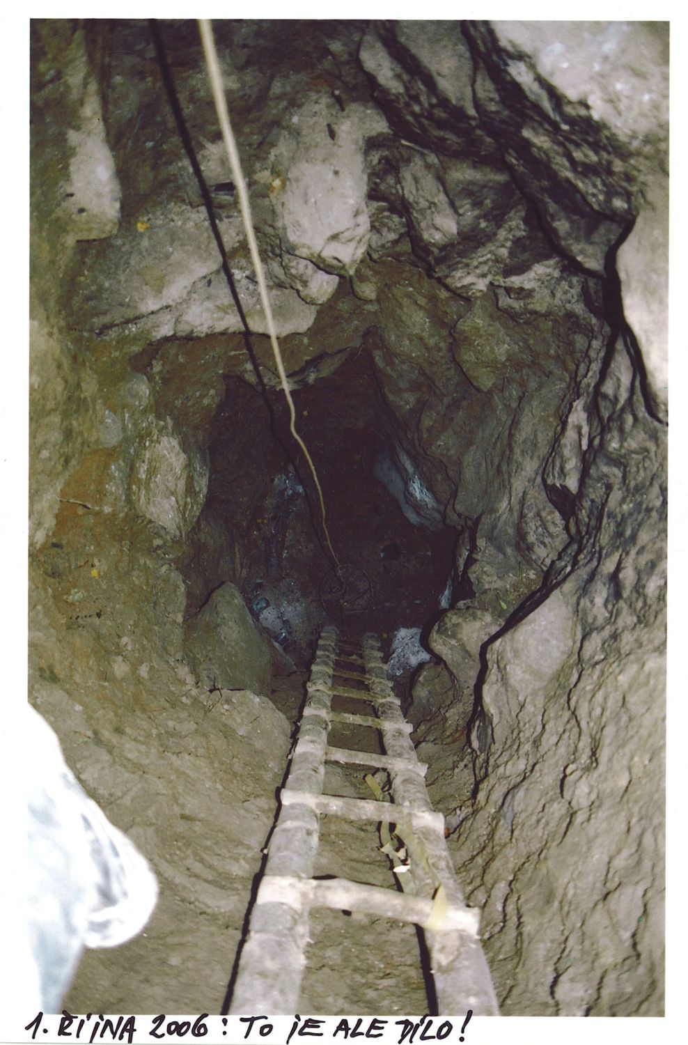 Závrt u Habrůveckých smrků na Habrůvecké plošině.   Foto: Marek P. Šenkyřík 2006.