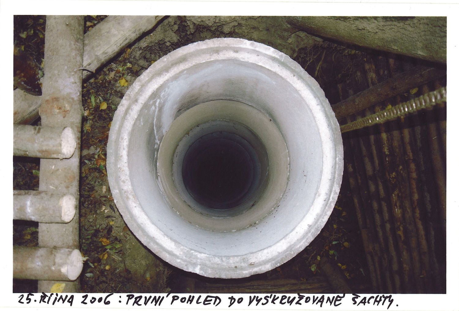 Závrt u Habrůveckých smrků na Habrůvecké plošině.    Foto: Marek P. Šenkyřík 2006.