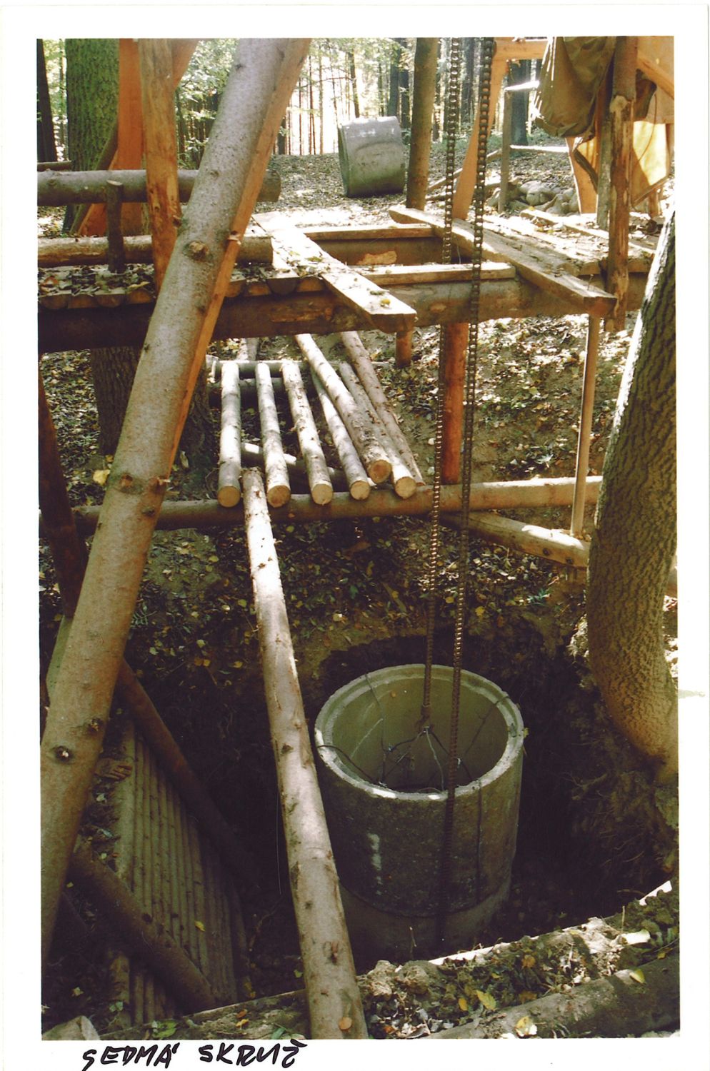 Závrt u Habrůveckých smrků na Habrůvecké plošině.    Foto: Marek P. Šenkyřík 2006.