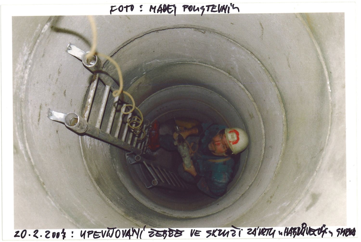 Závrt u Habrůveckých smrků na Habrůvecké plošině: Franci Musil.    Foto: Marek P. Šenkyřík 2007.