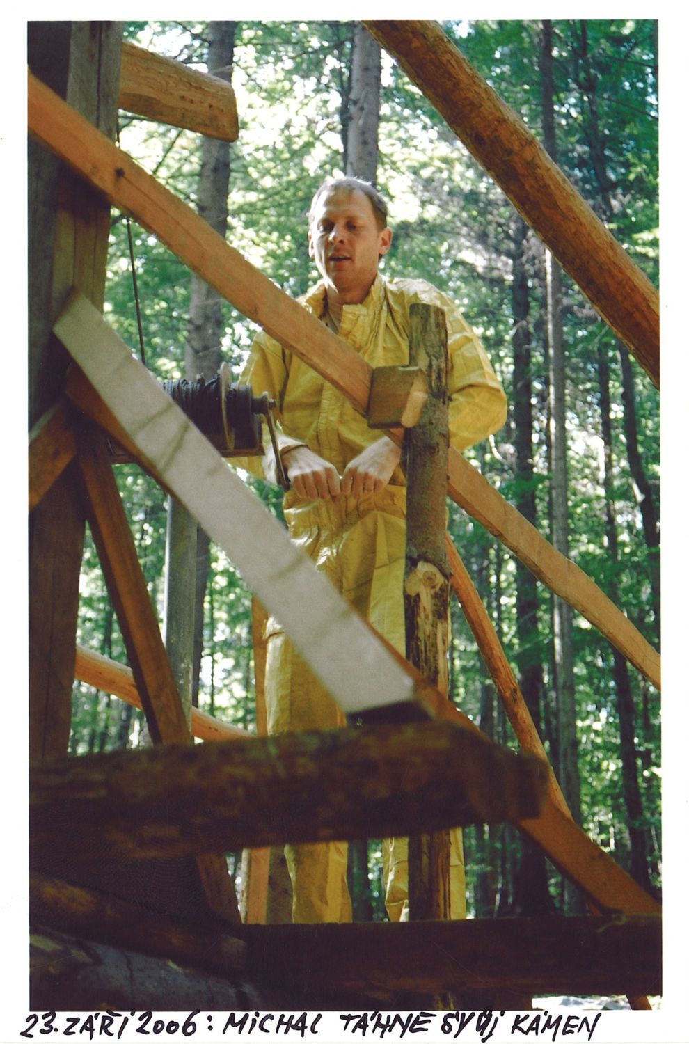 Závrt u Habrůveckých smrků na Habrůvecké plošině: Michal Kahle.   Foto: Marek P. Šenkyřík 2006.