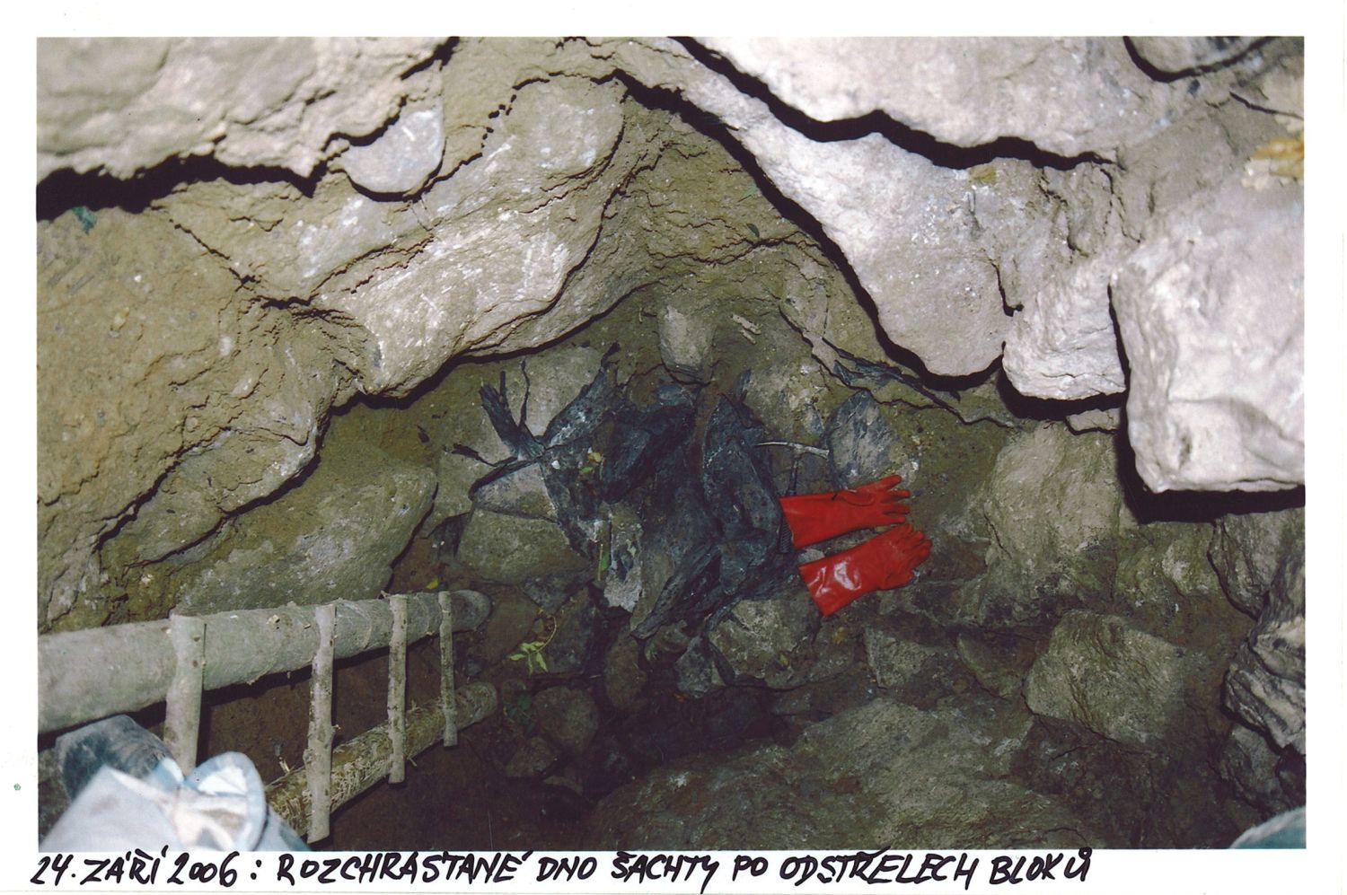 Závrt u Habrůveckých smrků na Habrůvecké plošině:    Foto: Marek P. Šenkyřík 2006.