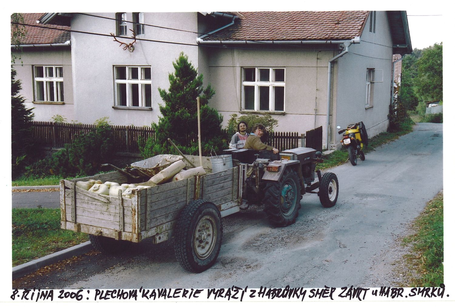 Závrt u Habrůveckých smrků na Habrůvecké plošině:    Foto: Marek P. Šenkyřík 2006.