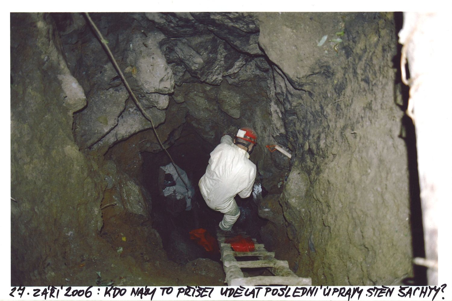 Závrt u Habrůveckých smrků na Habrůvecké plošině: RNDr. Vladislav Kahle    Foto: Marek P. Šenkyřík 2006.