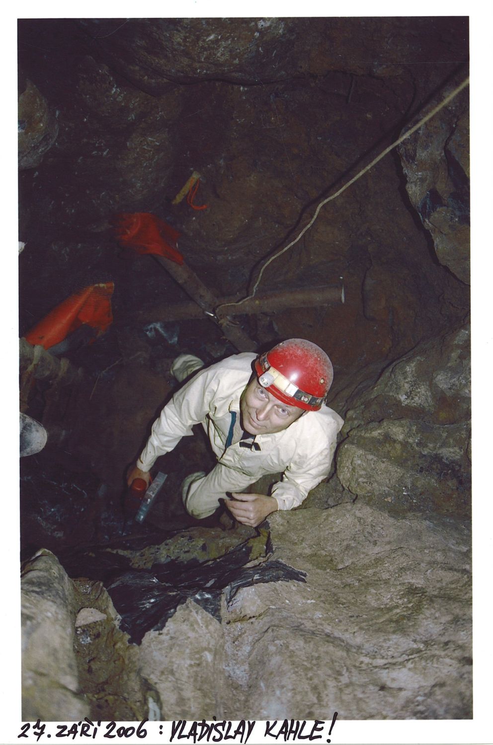 Závrt u Habrůveckých smrků na Habrůvecké plošině: RNDr. Vladislav Kahle    Foto: Marek P. Šenkyřík 2006.