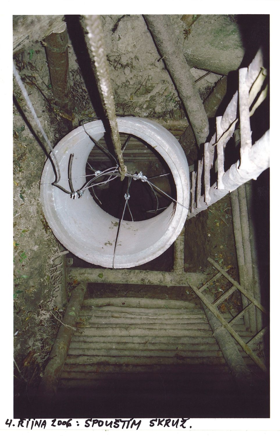 Závrt u Habrůveckých smrků na Habrůvecké plošině.    Foto: Marek P. Šenkyřík 2006.