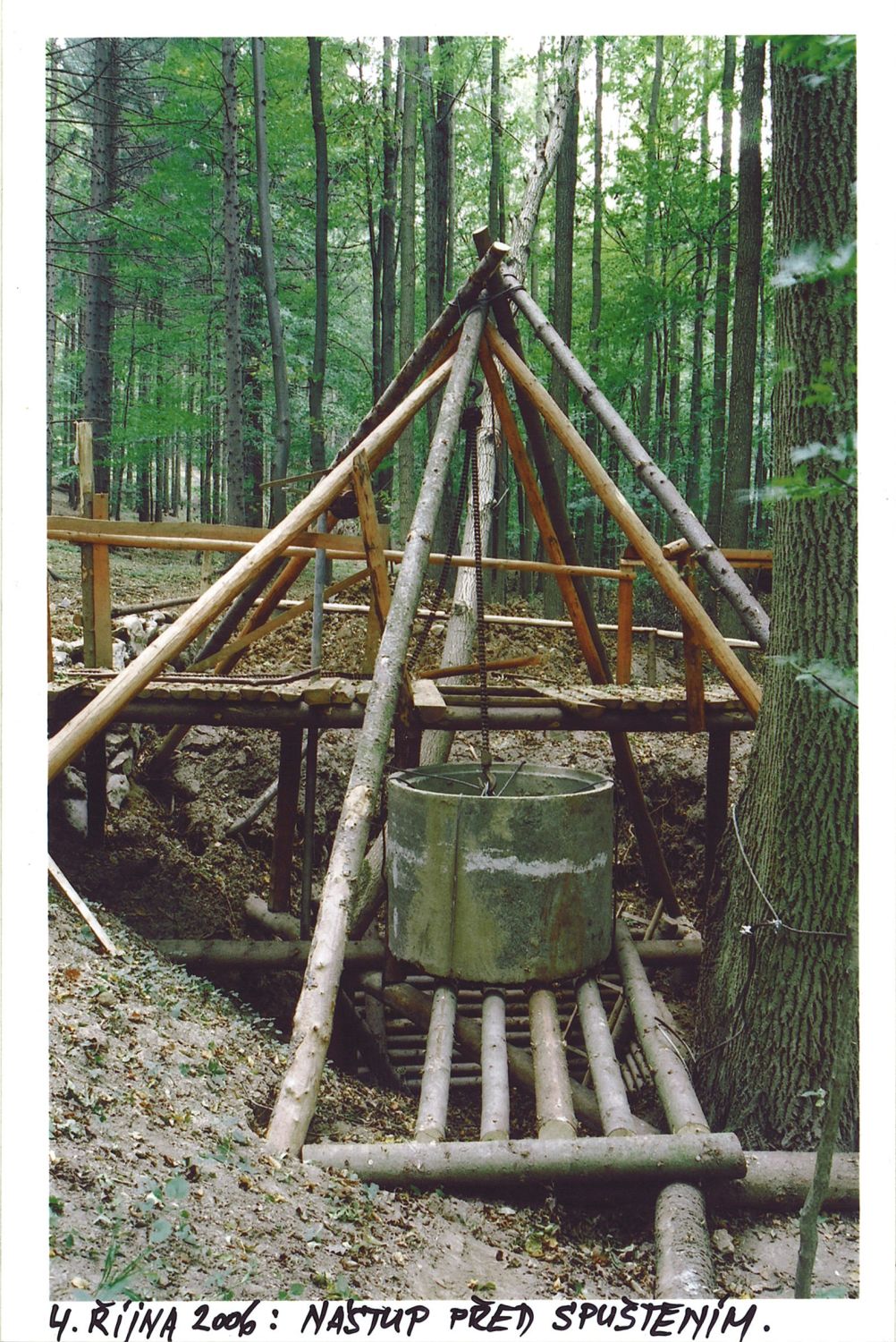 Závrt u Habrůveckých smrků na Habrůvecké plošině.    Foto: Marek P. Šenkyřík 2006.