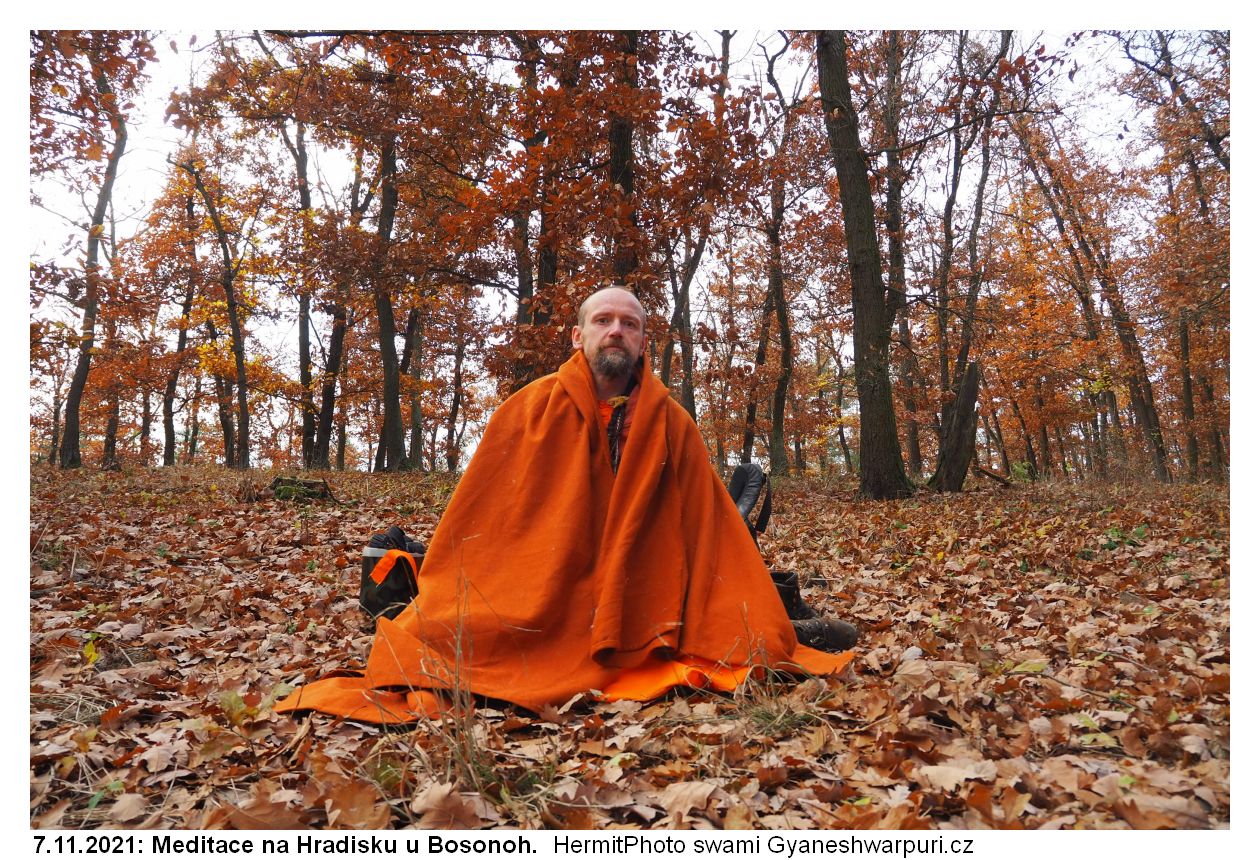 Hradisko u Bosonoh - meditace pod duby. Svámí Gyaneshwarpuri, samospoušť 2021.