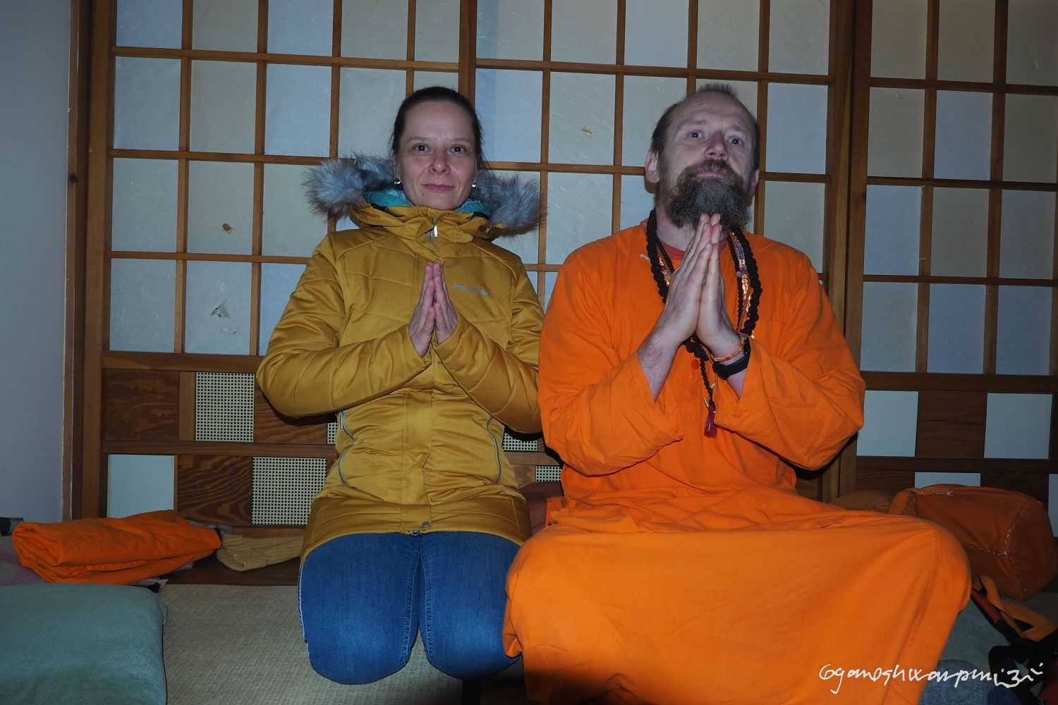 Swami Renu  Puri když uvažovala o mnišství se svámím Gyaneshwarpuri. Chajovna Brno. Svámí Gyaneshwarpuri, samospoušť 2022.