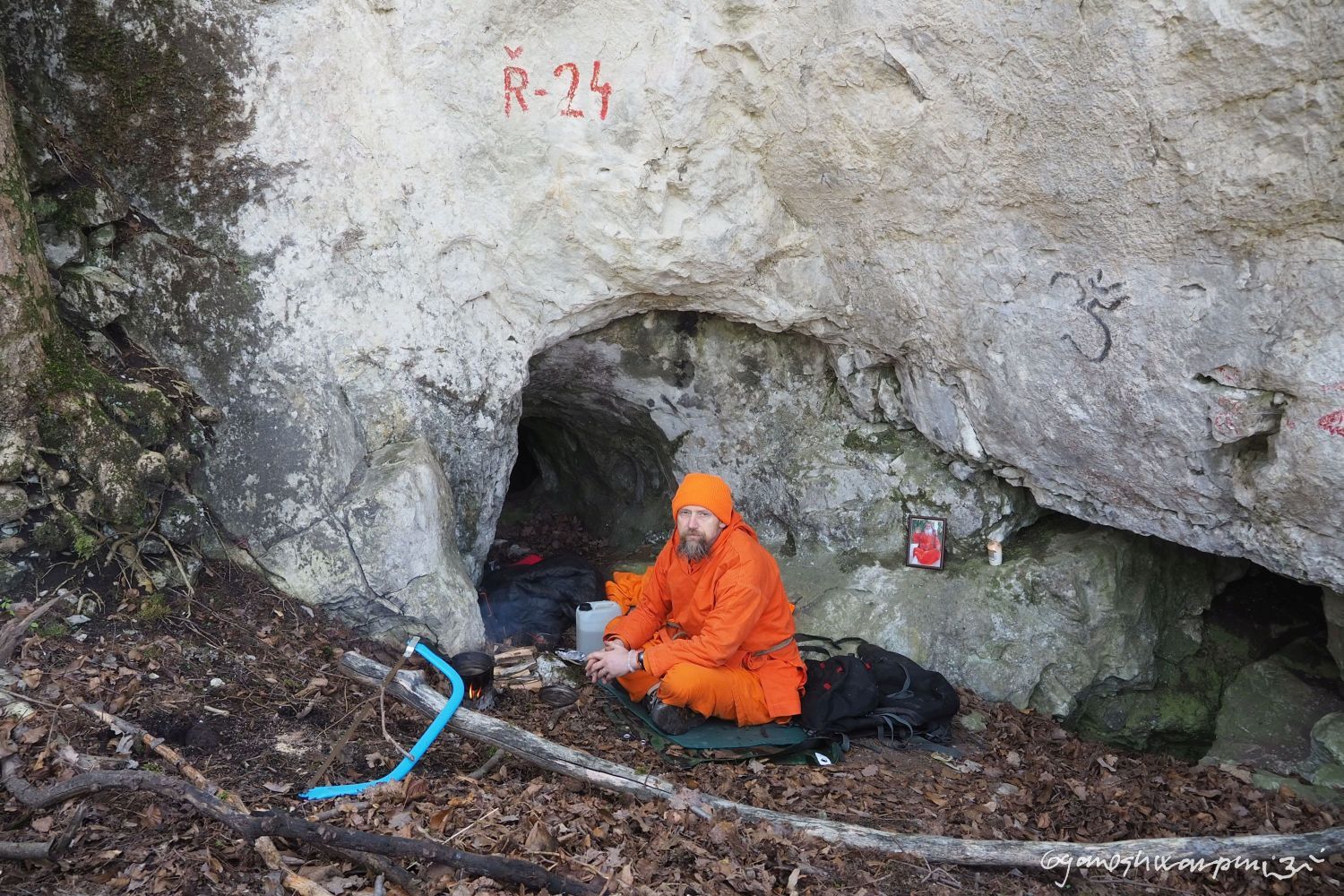 Jeskyně Slezákova díra - Záhrobní v Údolí Říčky. Foto: Svámí Gyaneshwarpuri, samospoušť 2023.