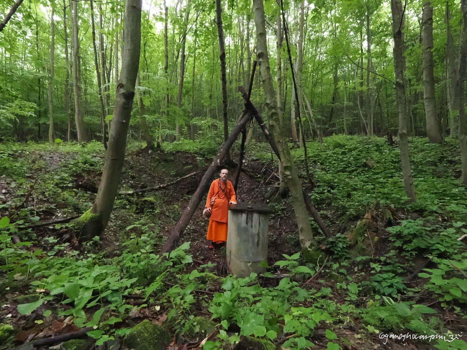 Novodvorský ponor - jeskyně Ponorný hrádek na plošině Skalka. Foto: Svámí Gyaneshwarpuri, samospoušť (2024).