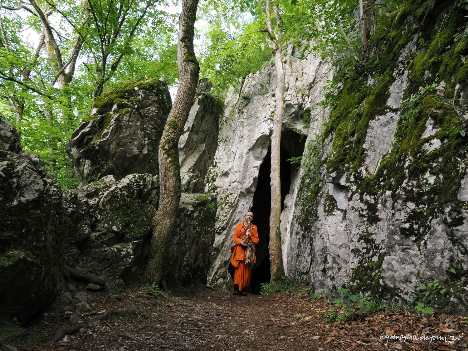 Svámí Gyaneshwarpuri přinesl kříž na jeskyni Kostelík ve Křtinském údolí pro Hertodova poustevníka. Foto: Svámí Gyaneshwarpuri, samospoušť (2024).