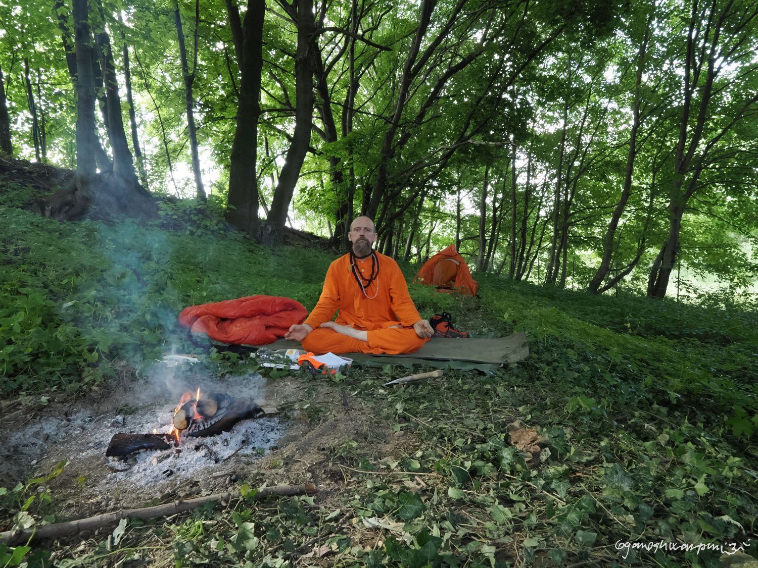 Maháprabhudíp ášram ve Střílkách - život na poustevně Gangotri. Foto: Svámí Gyaneshwarpuri, samospoušť (2024).