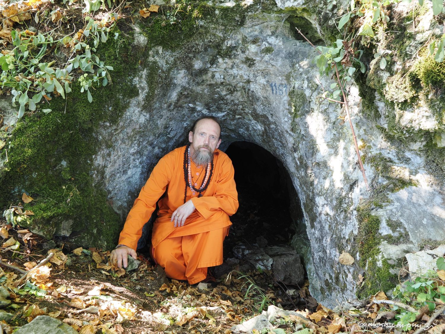 Objev jeskyně Samádhí ve Křtinském údolí. Svámí Gyaneshwarpuri, samospoušť 2025.