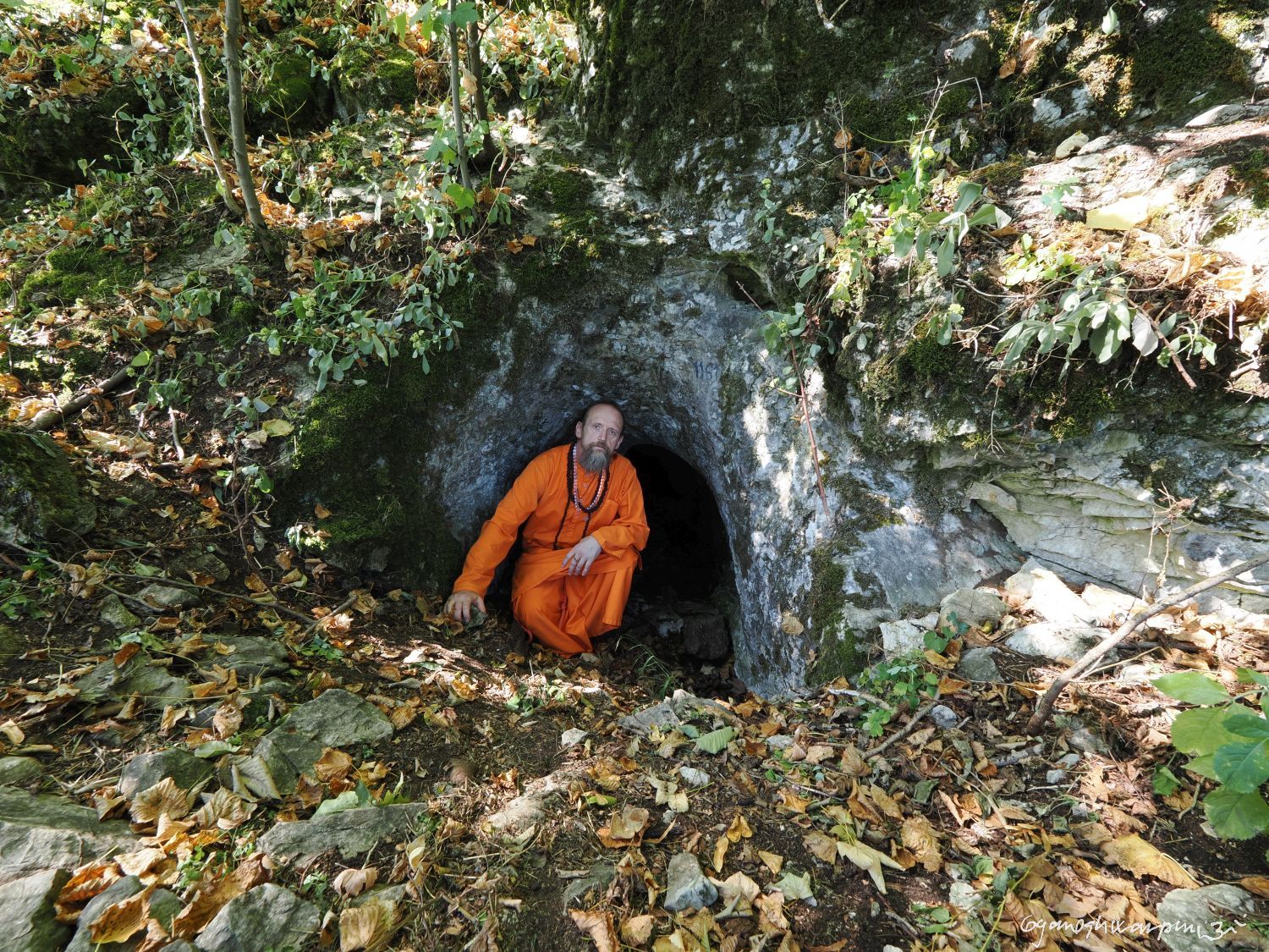 Objev jeskyně Samádhí ve Křtinském údolí. Svámí Gyaneshwarpuri, samospoušť 2025.