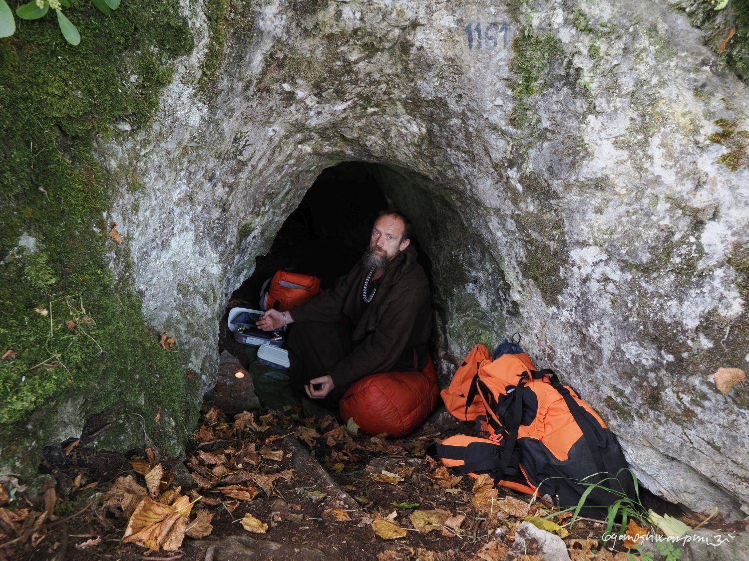 Jeskyně Samádhí ve Křtinském údolí po snížení dna. Svámí Gyaneshwarpuri, samospoušť 2025.