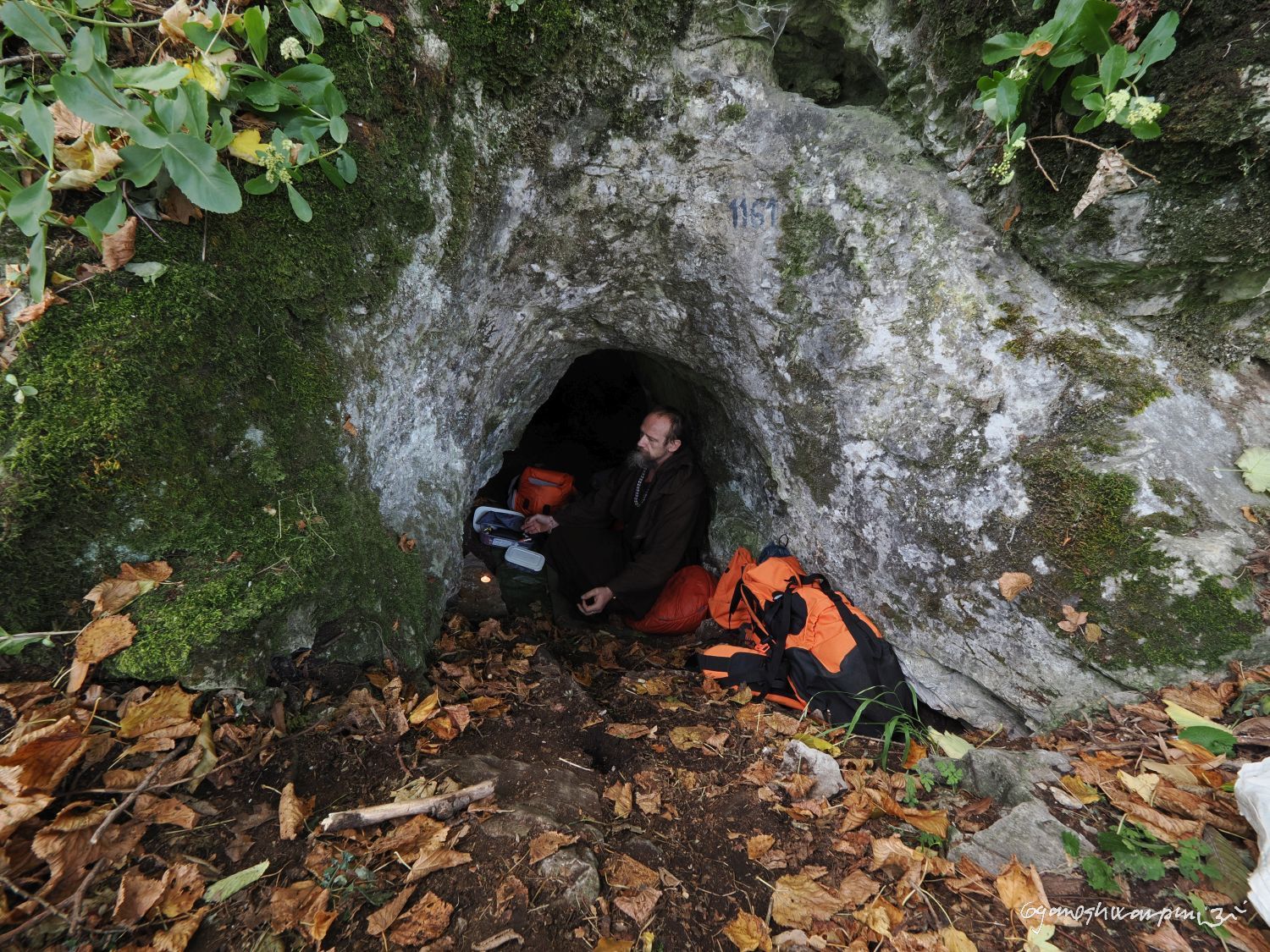 Jeskyně Samádhí ve Křtinském údolí. První meditace po snížení dna. Svámí Gyaneshwarpuri, samospoušť 2025.