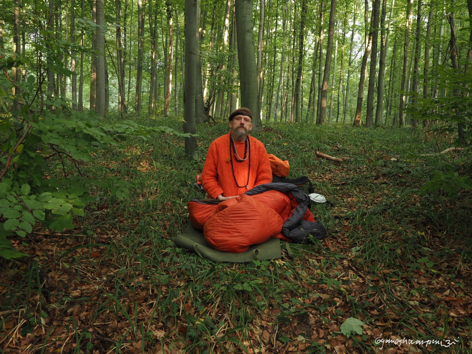 Nová pouť do jeskyně Samádhí skončila v lese nad Výpustkem. Svámí Gyaneshwarpuri, samospoušť 2025.