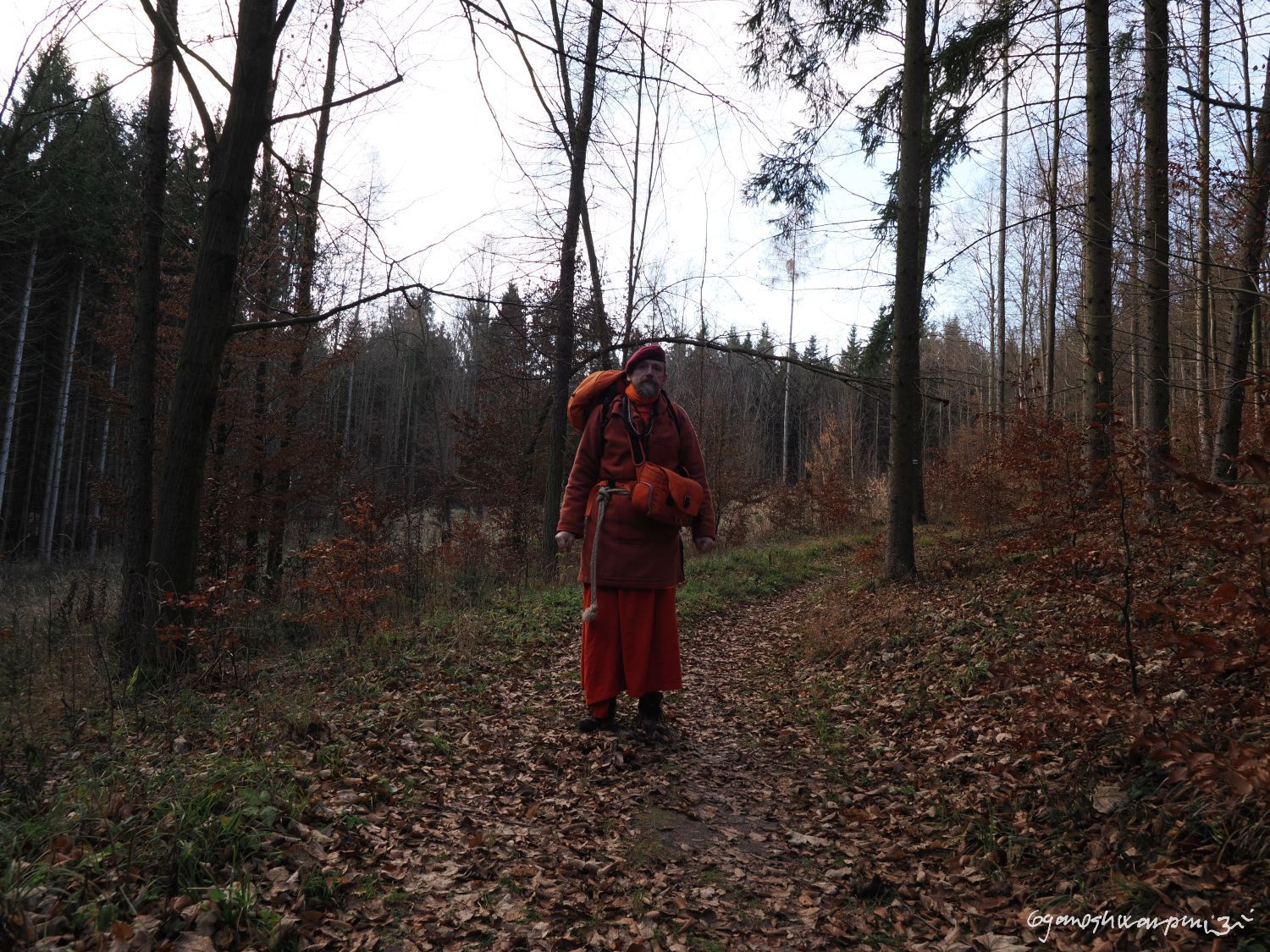 Ve Skrejšnách poblíž Křtinského údolí. Svámí Gyaneshwarpuri, samospoušť 2025.